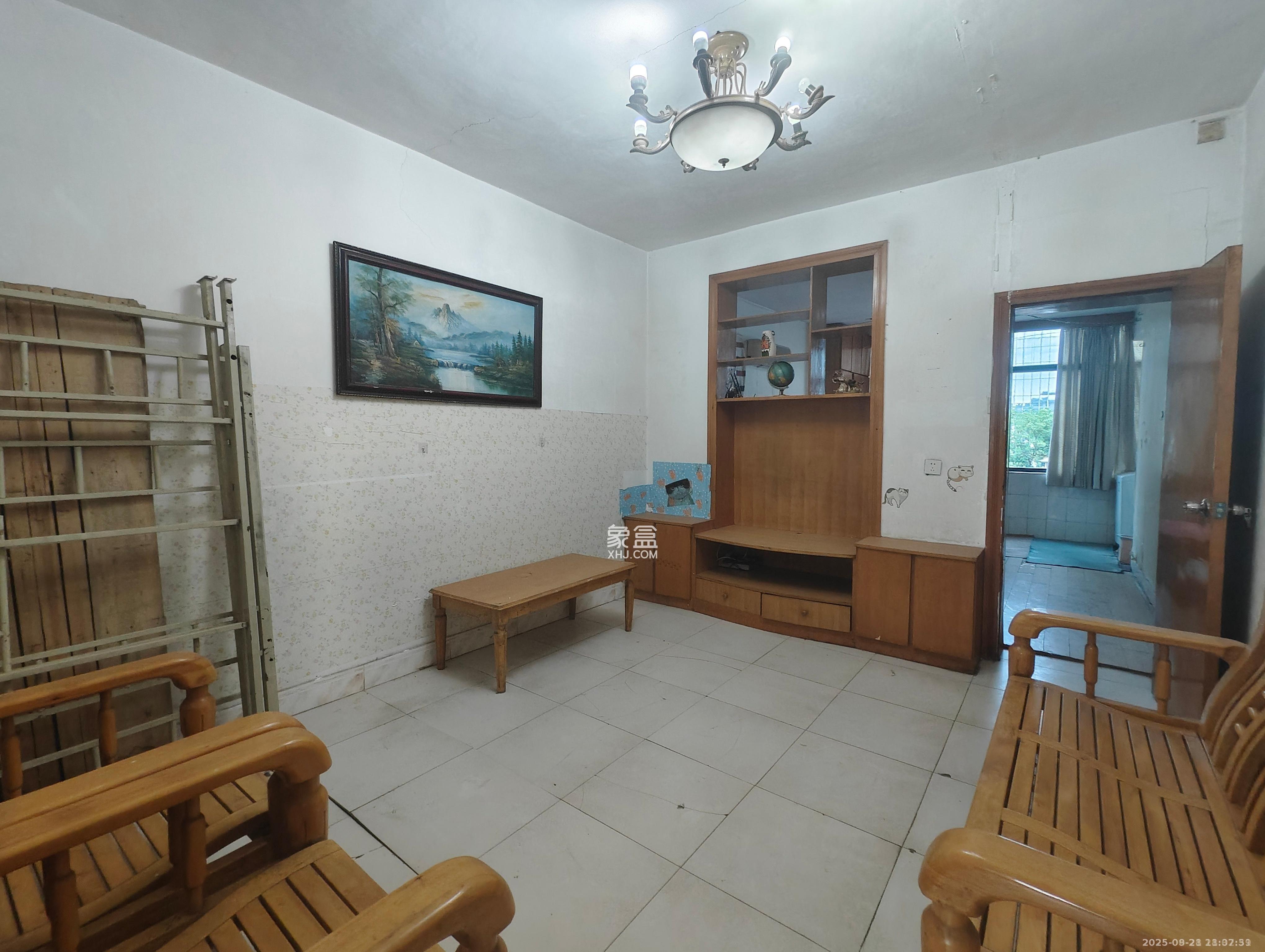 燕山街社区 4室2厅1卫 2200.0元/月 燕山街社区 4室2厅1卫 2200.0元/月室内图