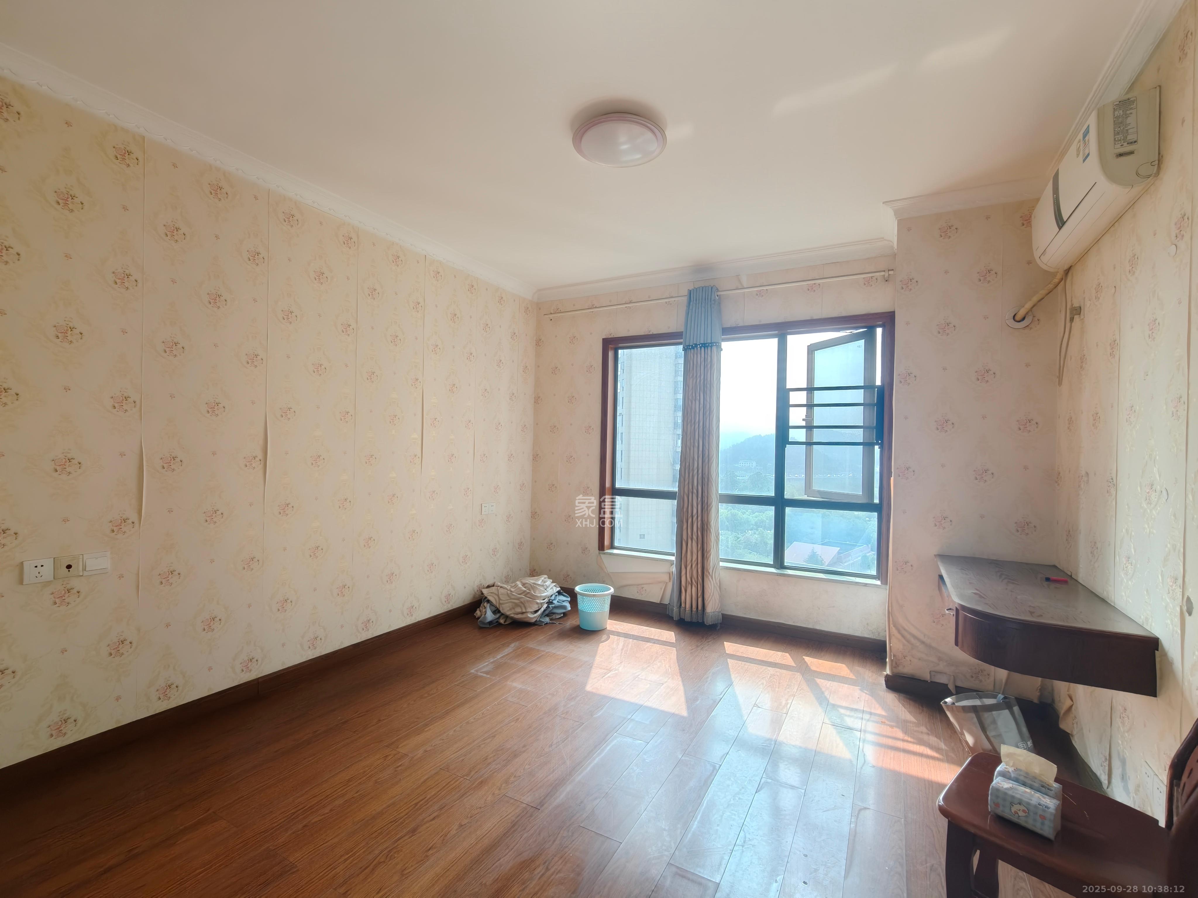 达美D6区  4室2厅1卫   3600.00元/月室内图