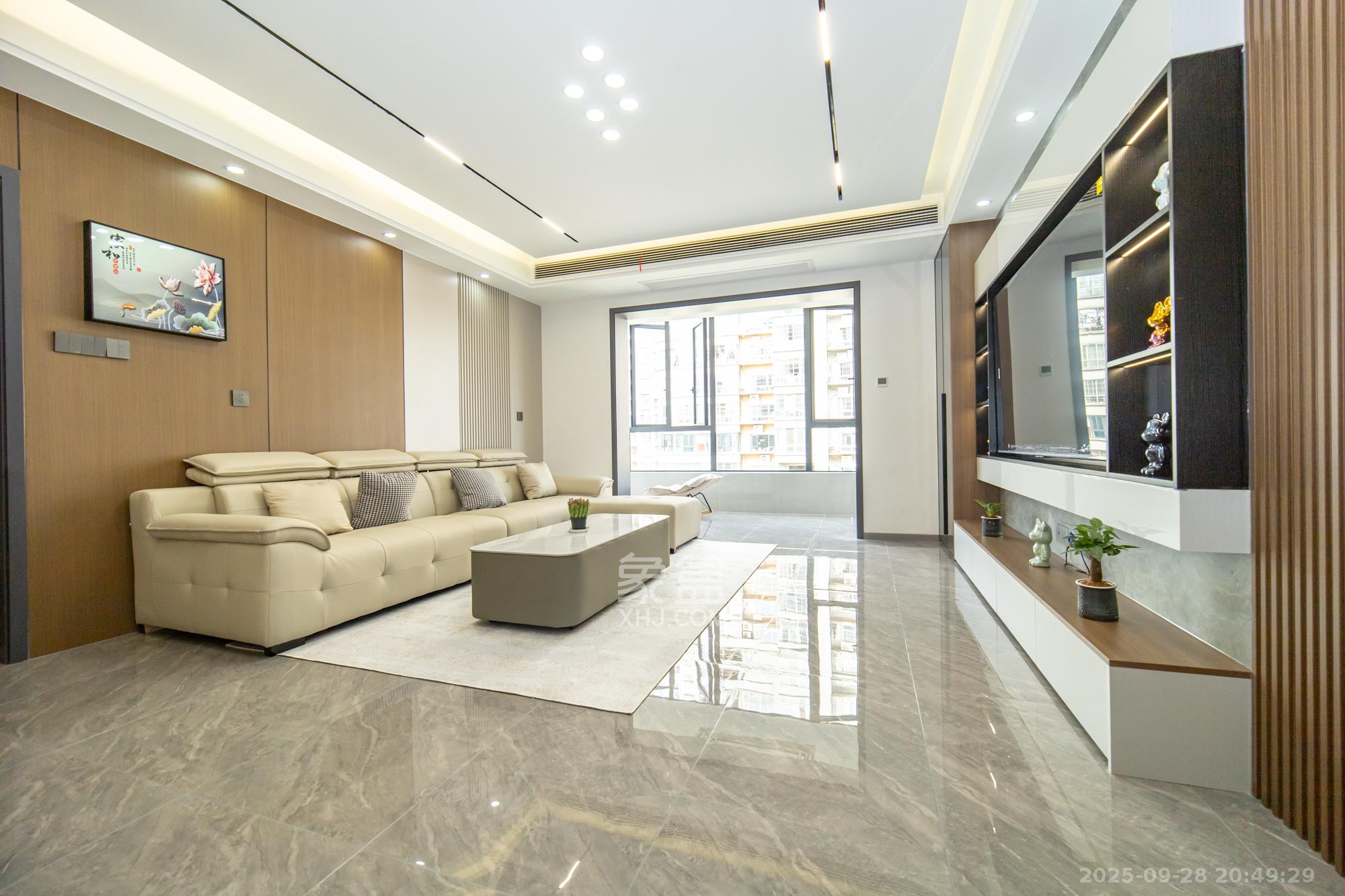 月湖兰庭  4室2厅1卫    126.8万客厅