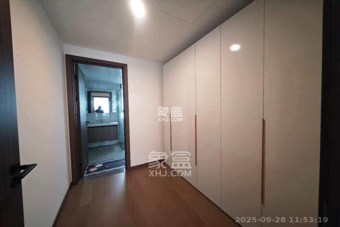 绿地V岛 4室2厅2卫 4300.00元/月 绿地V岛 4室2厅2卫 4300.00元/月室内图