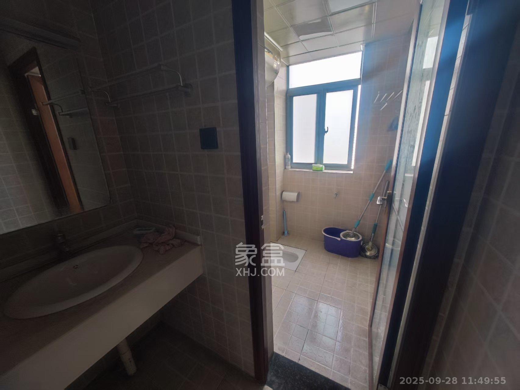 天天向上  1室2厅1卫    2100.0元/月室内图