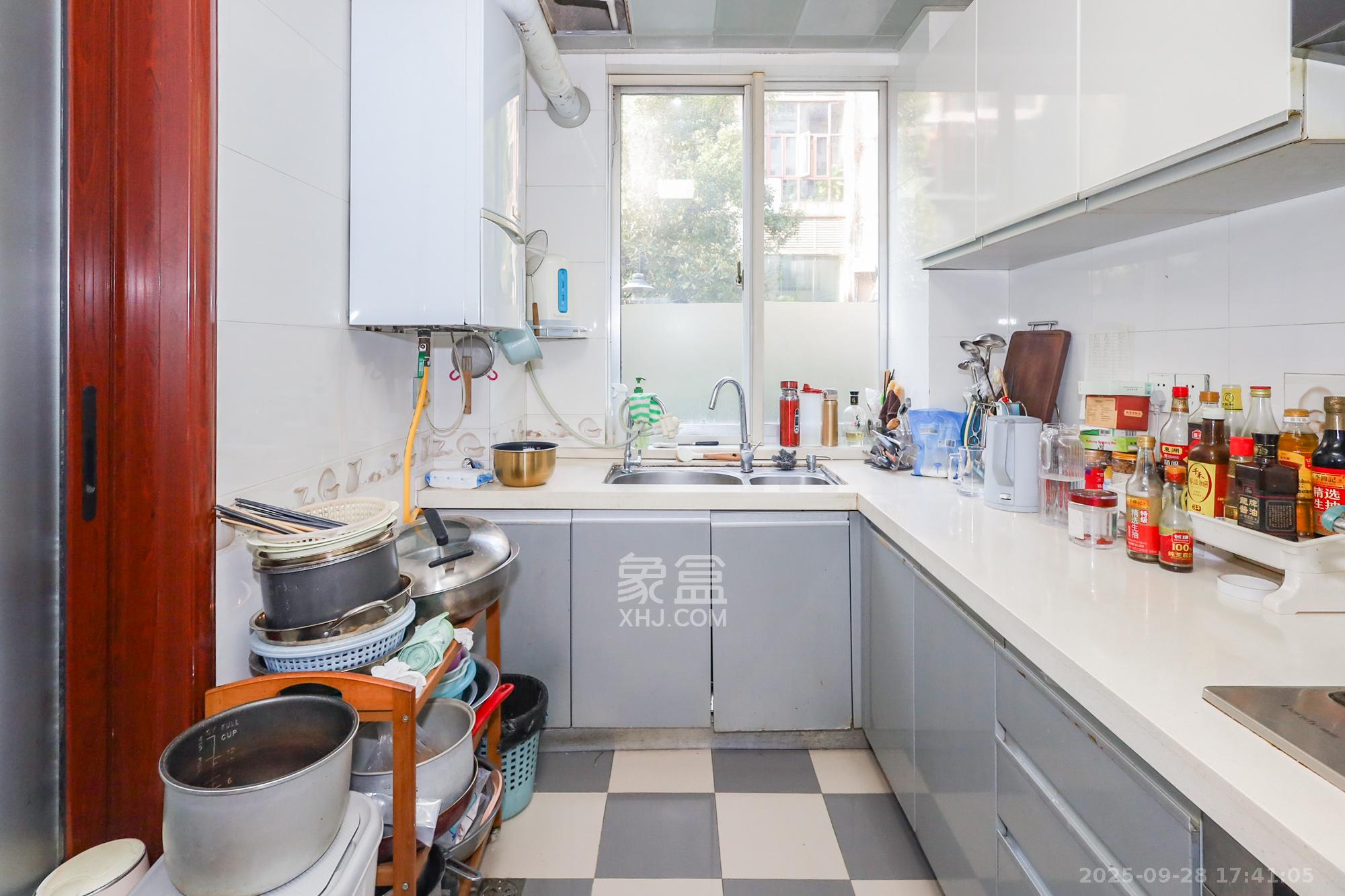 八方小区D区  4室2厅2卫    687.0万厨房