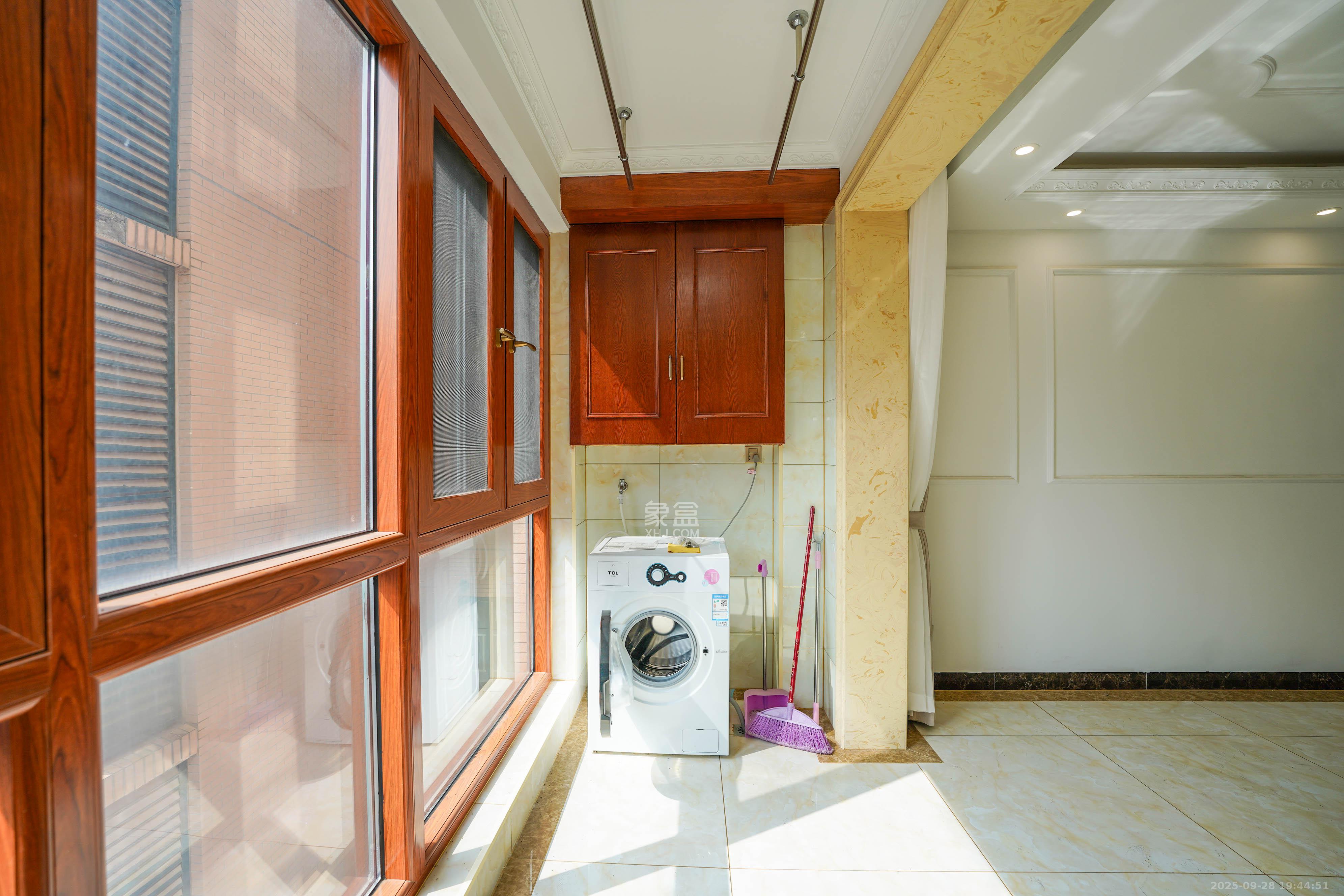 丽发新城  3室2厅2卫    99.0万阳台