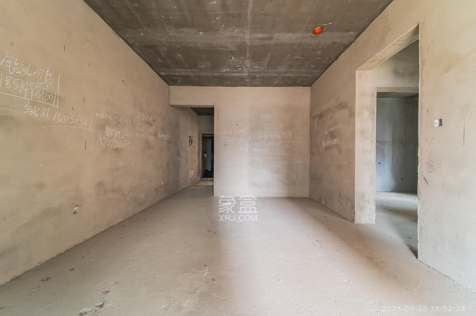 国泰九龙湾  3室2厅1卫    65.0万客厅