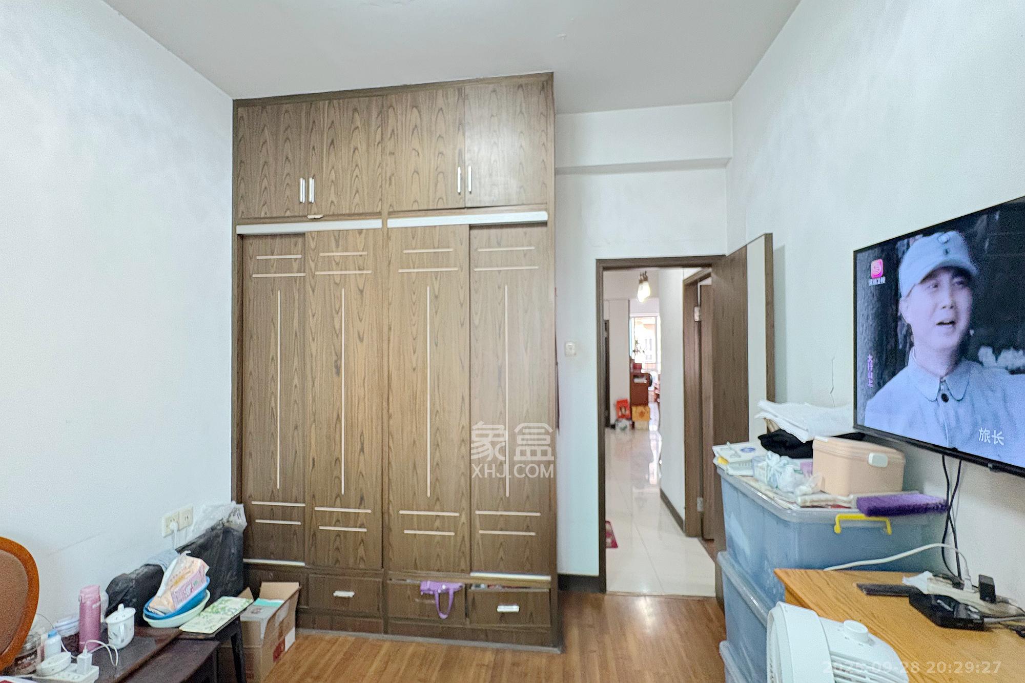 京电花园  3室2厅2卫    122.0万卧室