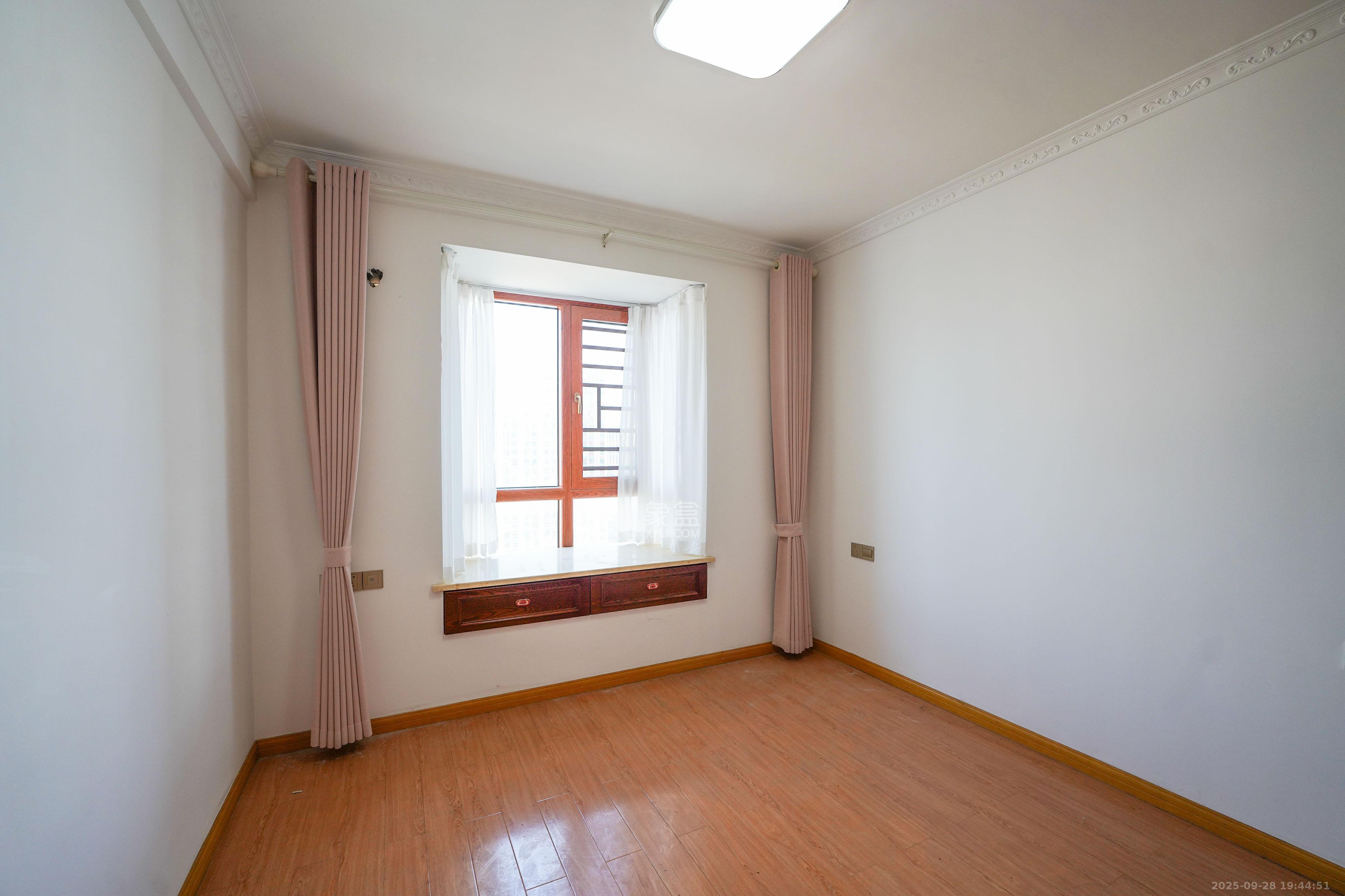 丽发新城  3室2厅2卫    99.0万卧室