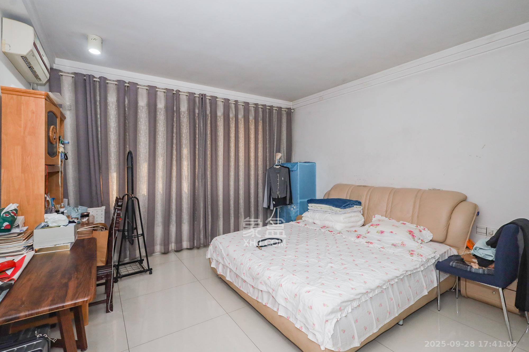 八方小区D区 4室2厅2卫 687.0万 八方小区D区 4室2厅2卫 687.0万卧室