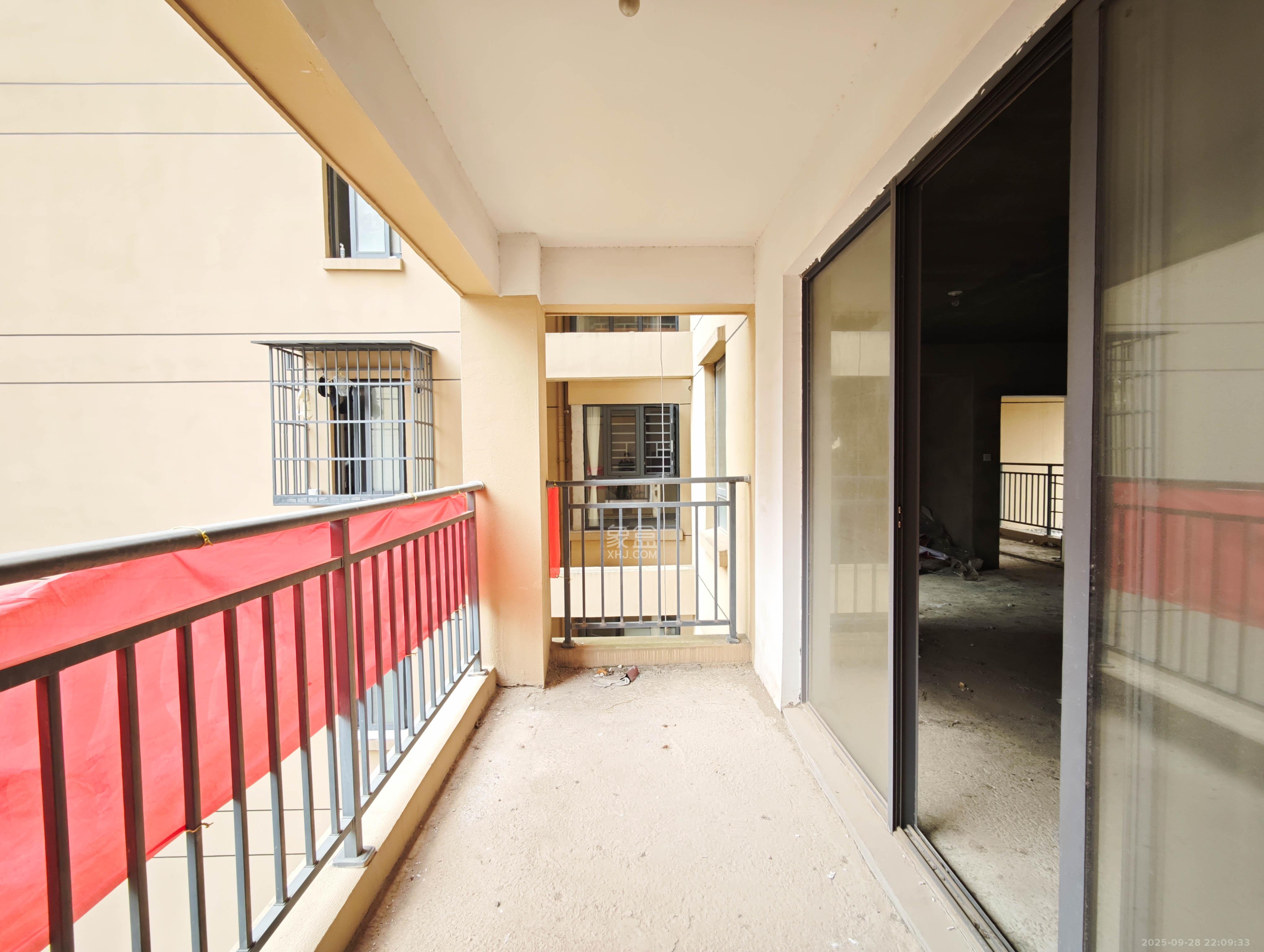 西湖鸿运佳苑 4室2厅2卫 135.0万 西湖鸿运佳苑 4室2厅2卫 135.0万阳台