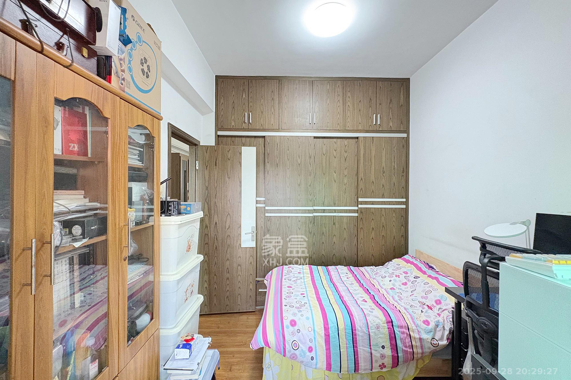 京电花园  3室2厅2卫    122.0万卧室