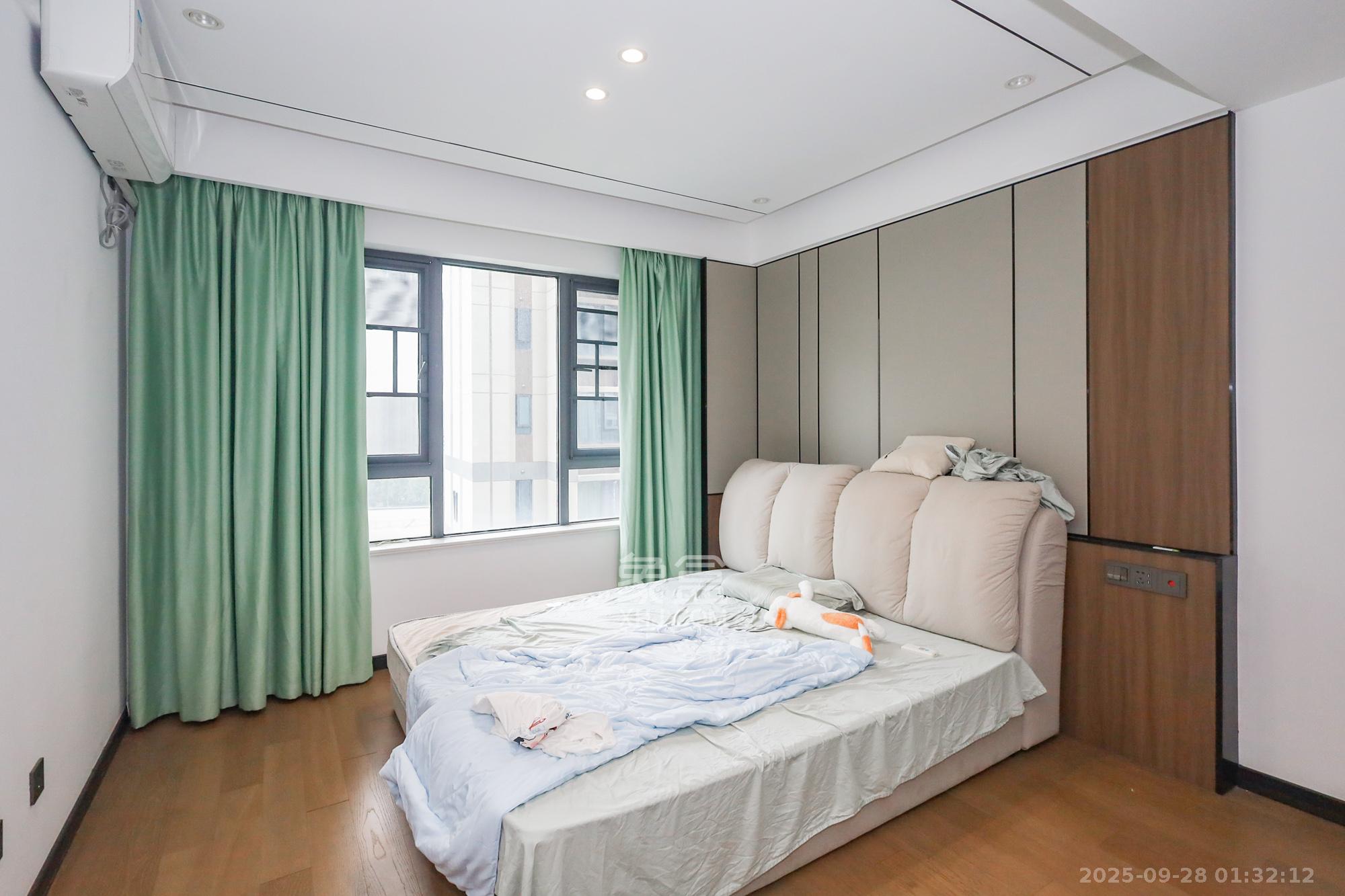 卓越中寰 4室2厅2卫 245.0万 卓越中寰 4室2厅2卫 245.0万卧室