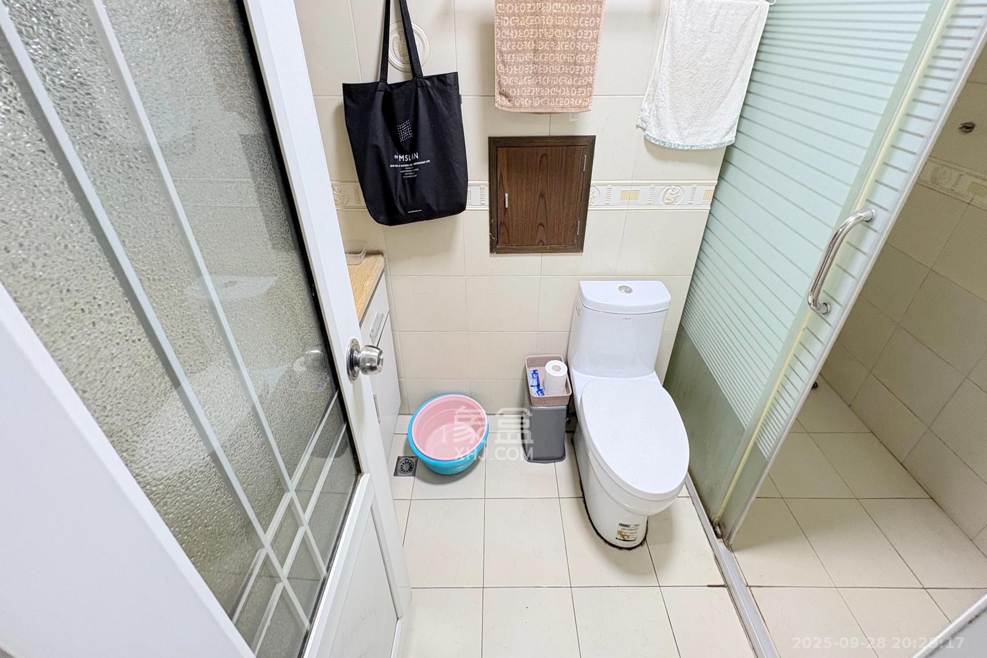 京电花园  3室2厅2卫    122.0万卫生间