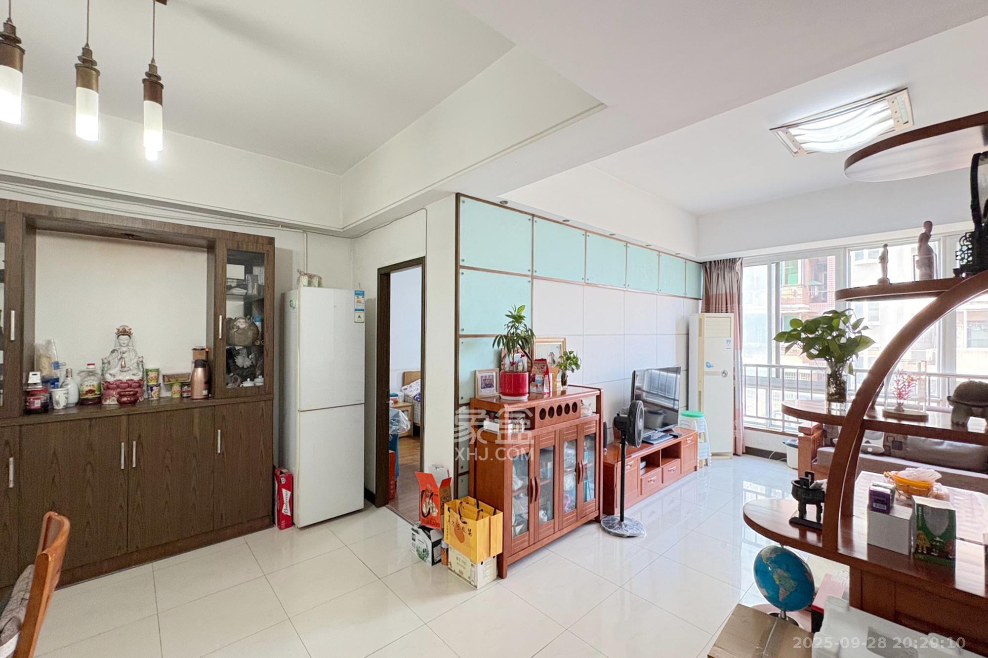 京电花园  3室2厅2卫    122.0万客厅