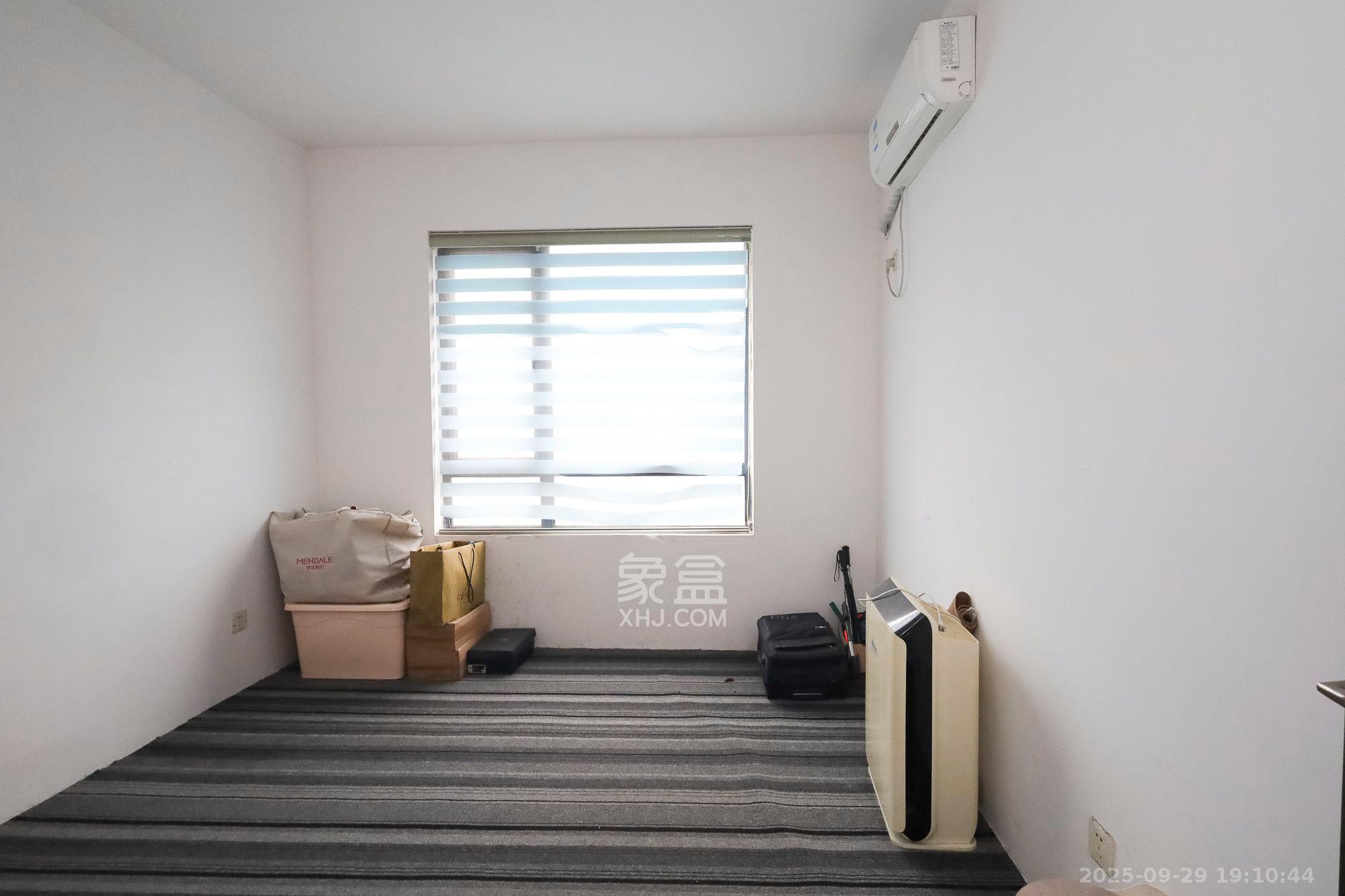 奥克斯广场  3室2厅2卫    2900.0元/月室内图