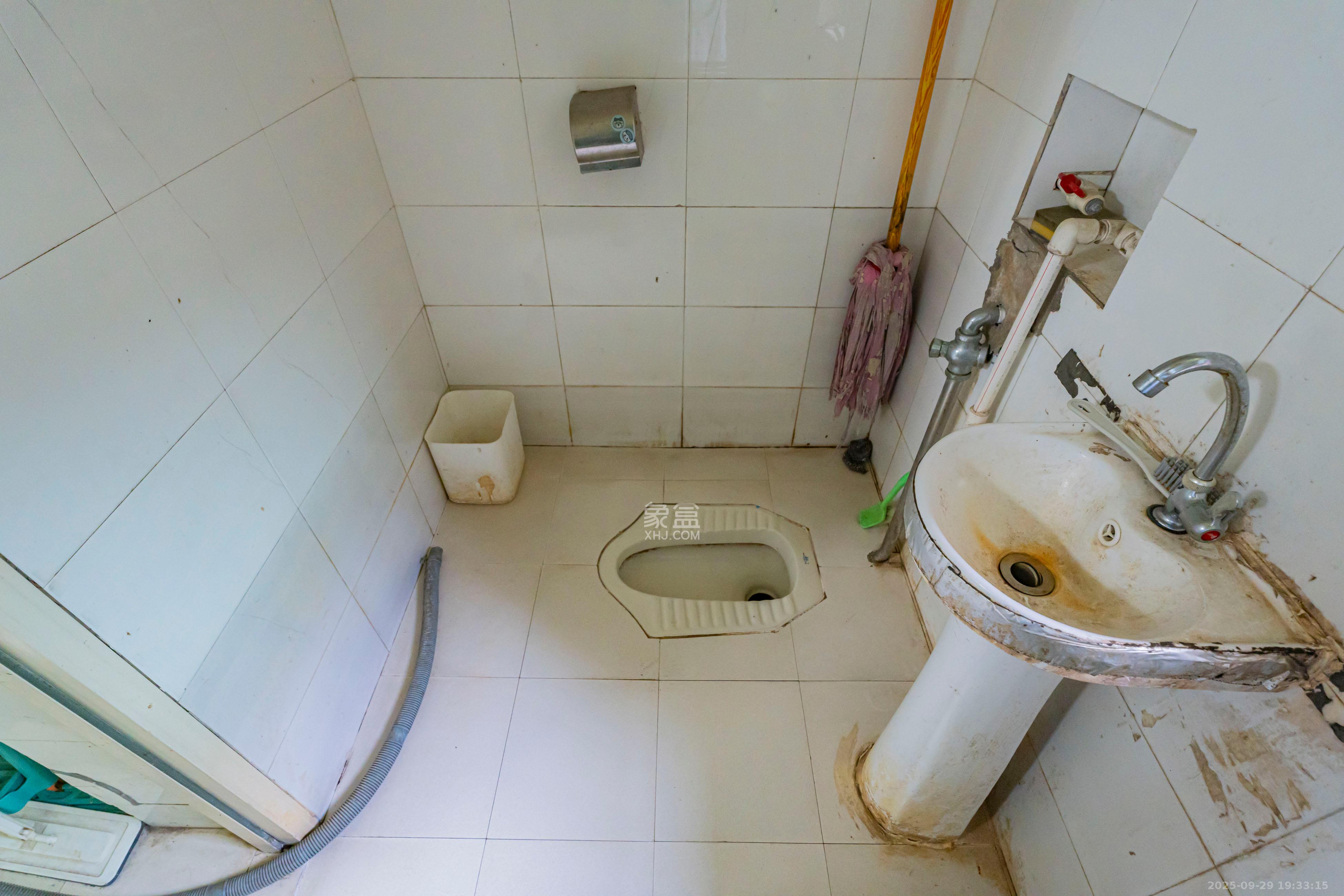 富湘园  3室2厅2卫    85.0万 富湘园  3室2厅2卫    85.0万卫生间