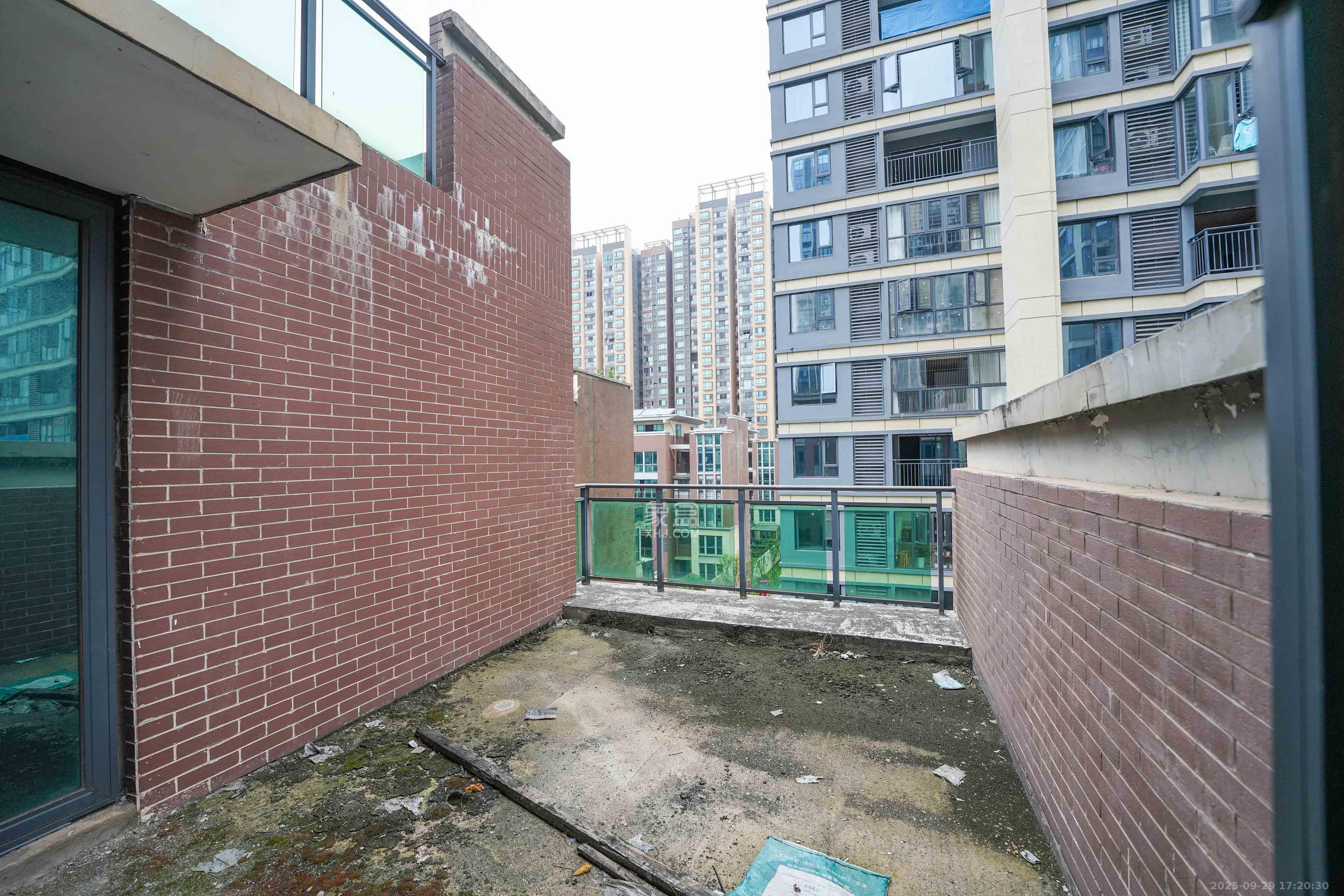 海伦堡爱ME城市 6室3厅3卫 228.0万 海伦堡爱ME城市 6室3厅3卫 228.0万阳台