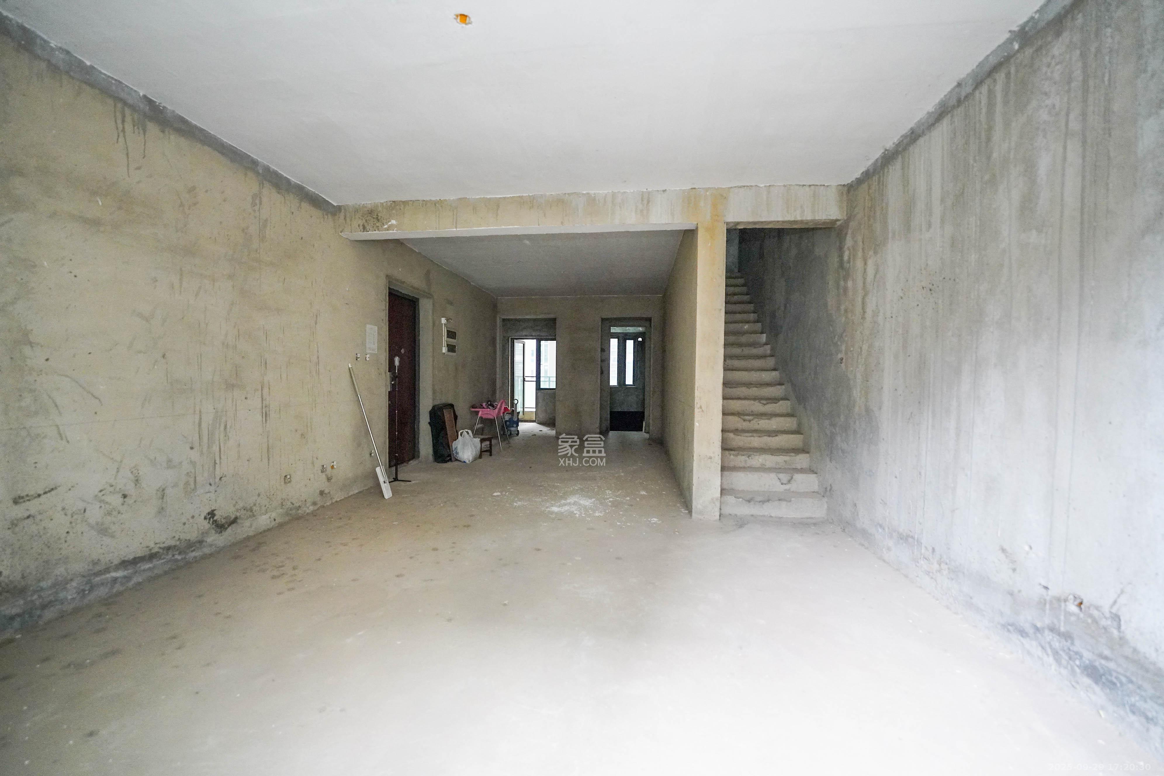 海伦堡爱ME城市 6室3厅3卫 228.0万 海伦堡爱ME城市 6室3厅3卫 228.0万客厅