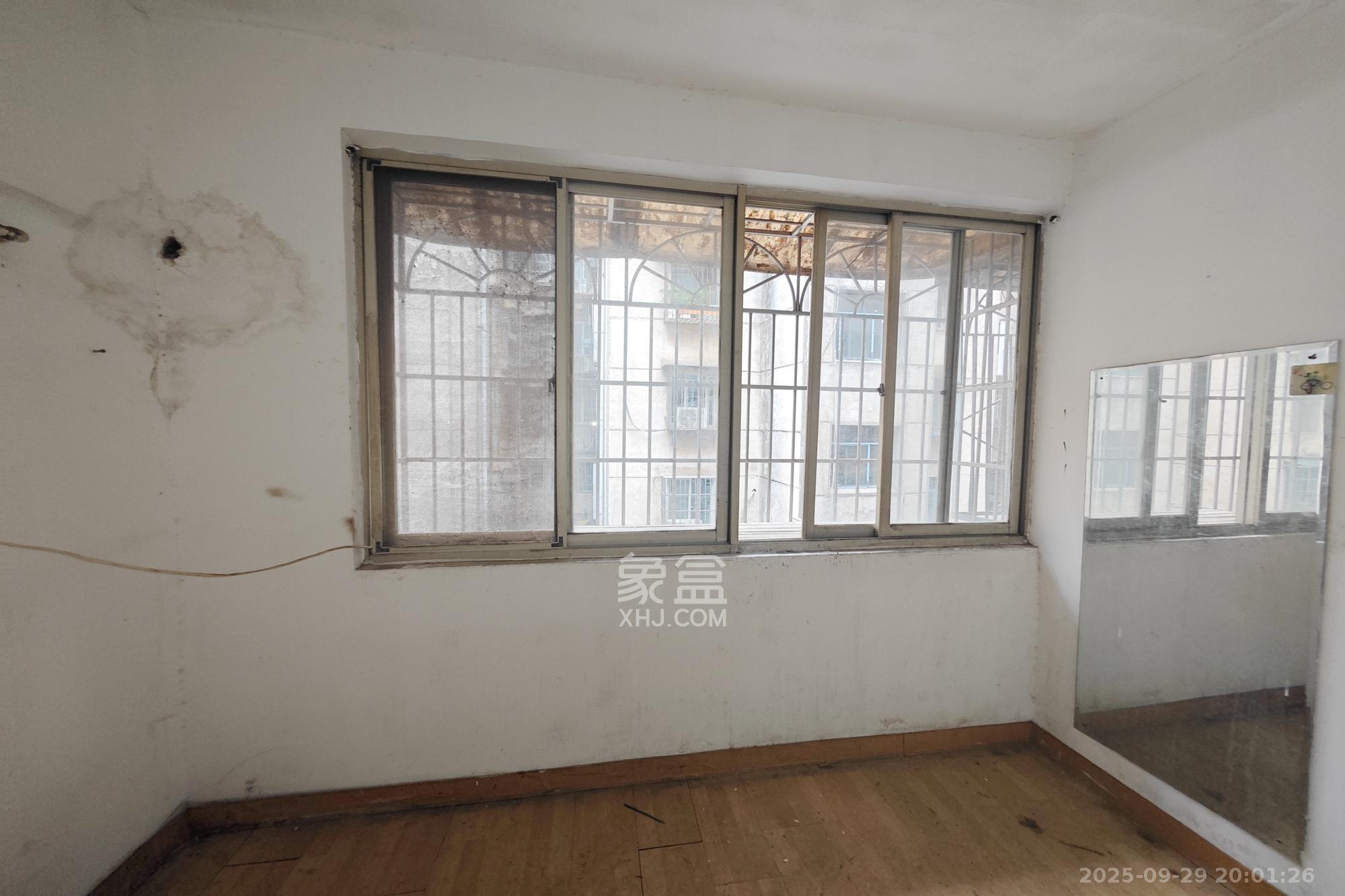 华达家园  4室2厅1卫    51.0万阳台