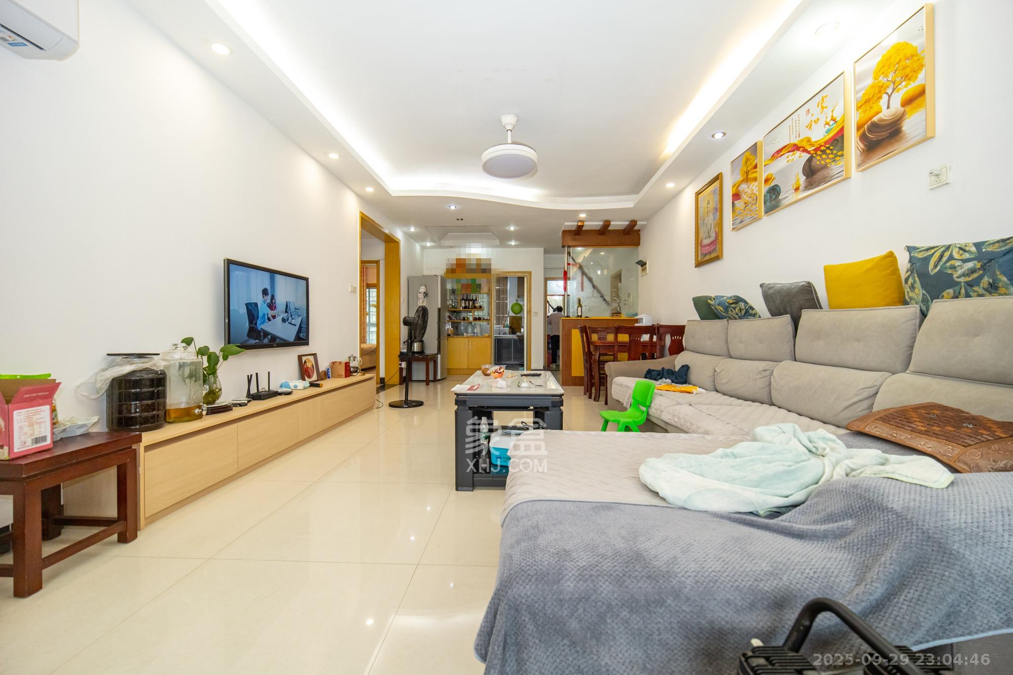 湘楚家园 3室2厅1卫 55.0万 湘楚家园 3室2厅1卫 55.0万客厅