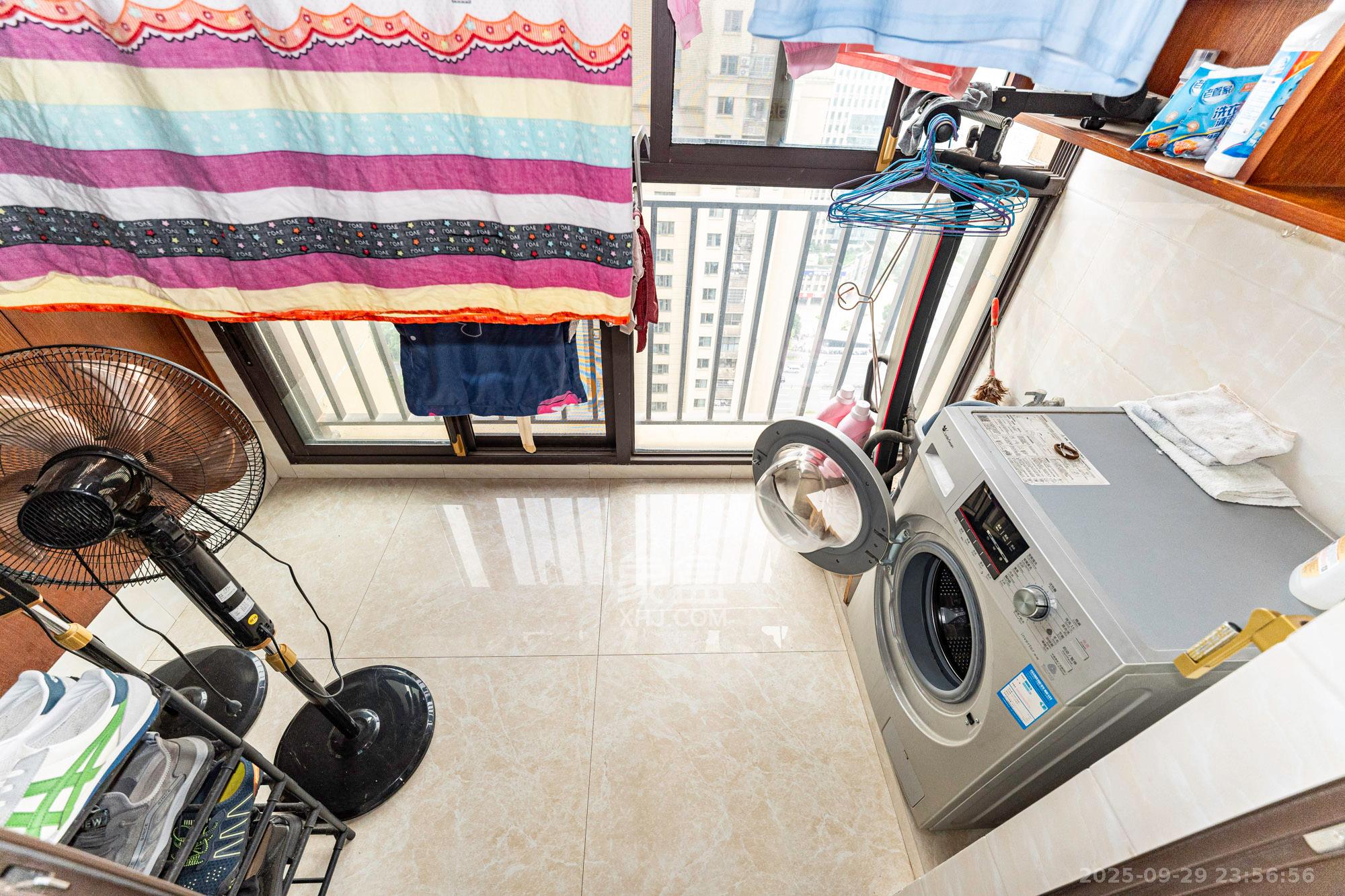 华润置地广场一期 3室2厅1卫 63.8万 华润置地广场一期 3室2厅1卫 63.8万阳台