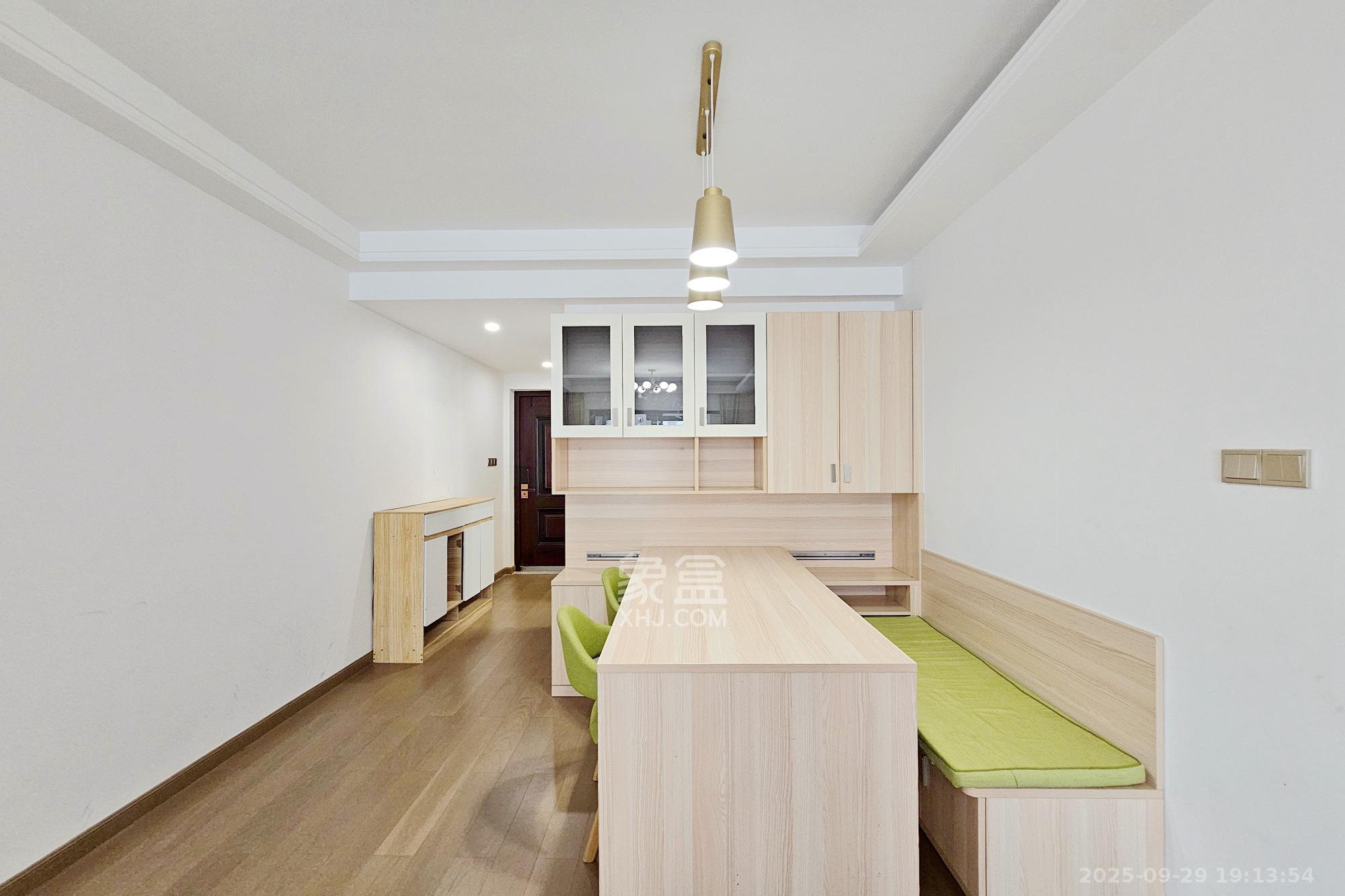 阳光城尚东湾蜜桃园 2室1厅1卫 82.0万 阳光城尚东湾蜜桃园 2室1厅1卫 82.0万客厅