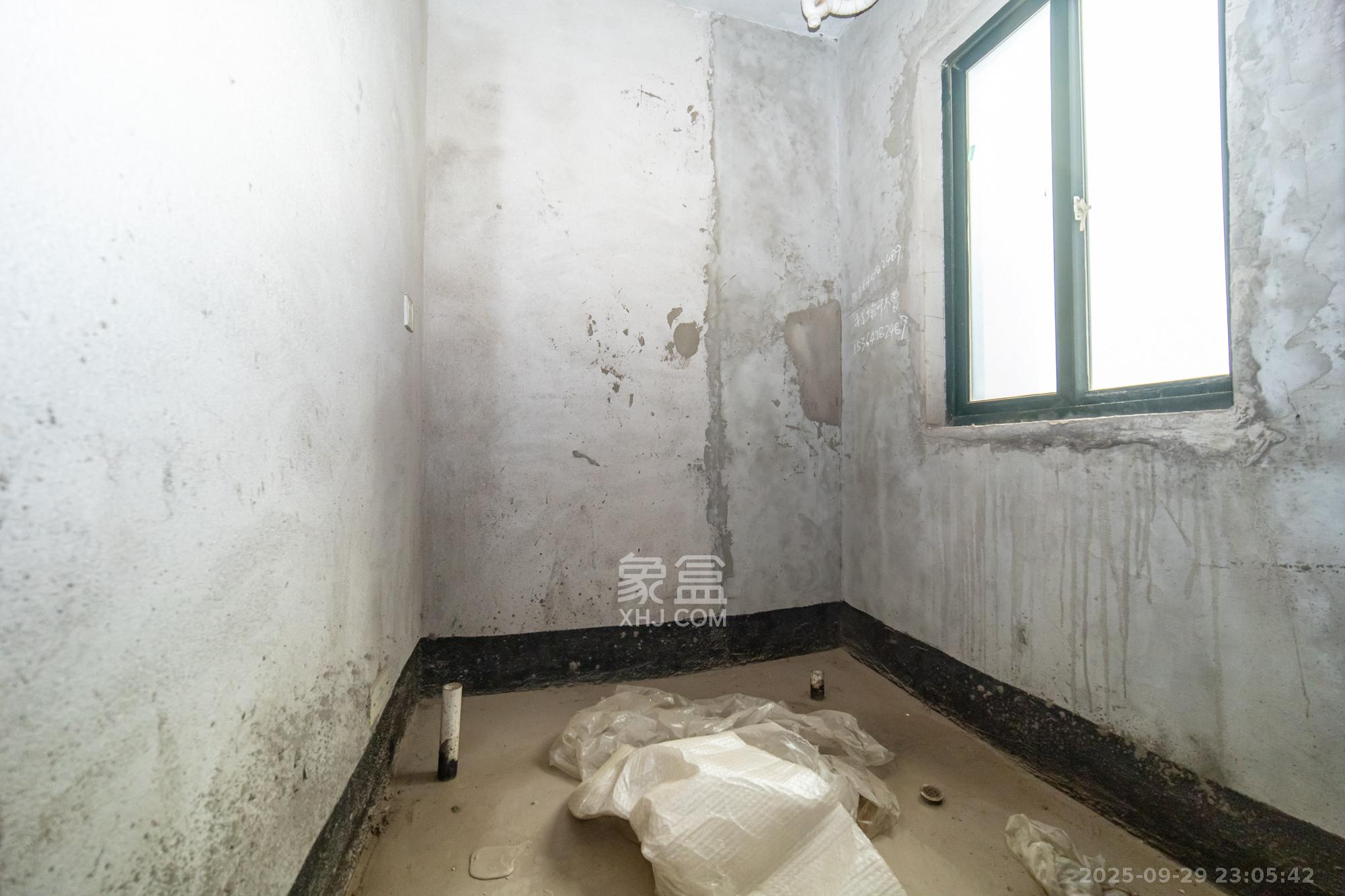 银盘鑫城  4室2厅2卫    72.8万卫生间