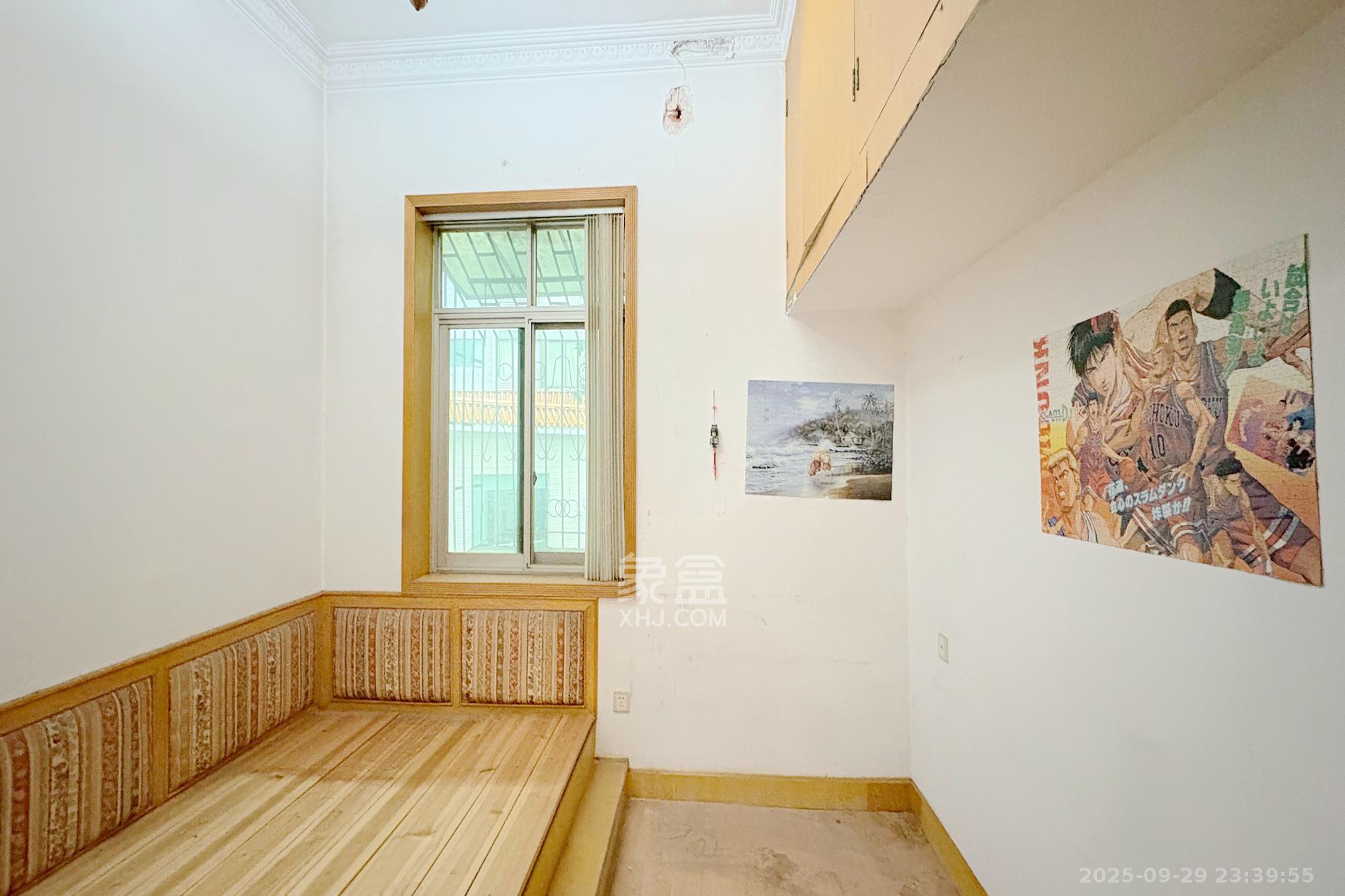 老干部大学宿舍 4室2厅1卫 110.0万 老干部大学宿舍 4室2厅1卫 110.0万卧室