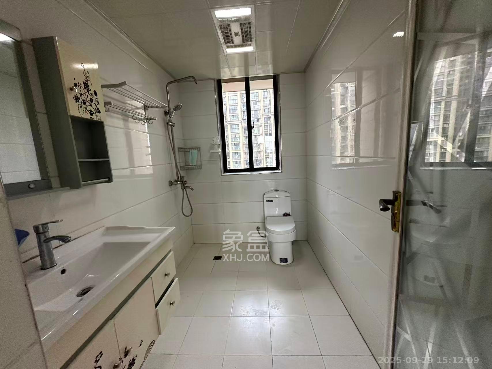 百纳广场（百纳公寓）  3室2厅2卫    3200.0元/月室内图