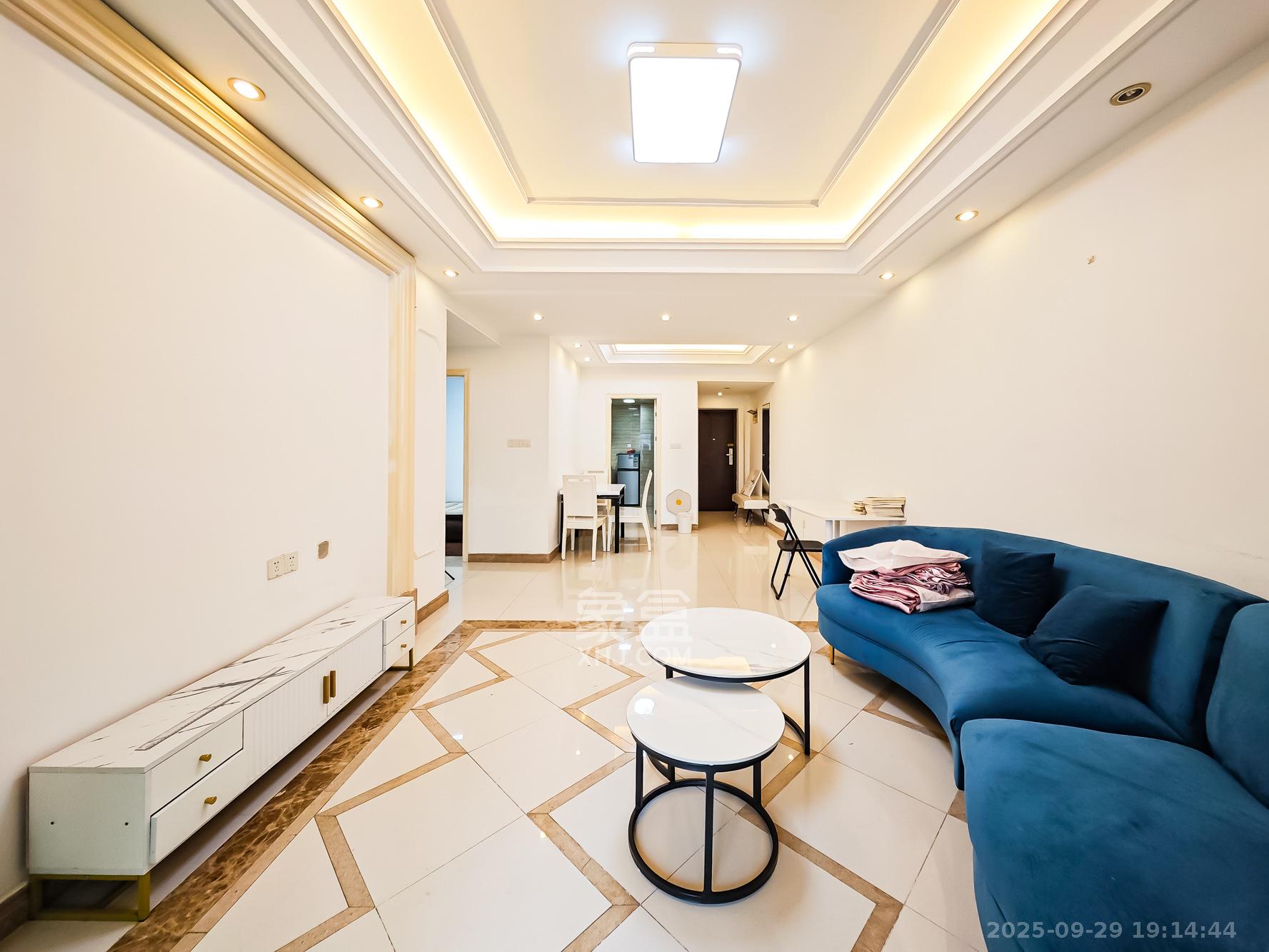 双湾国际(湘江御景花园) 2室2厅2卫 70.0万 双湾国际(湘江御景花园) 2室2厅2卫 70.0万客厅