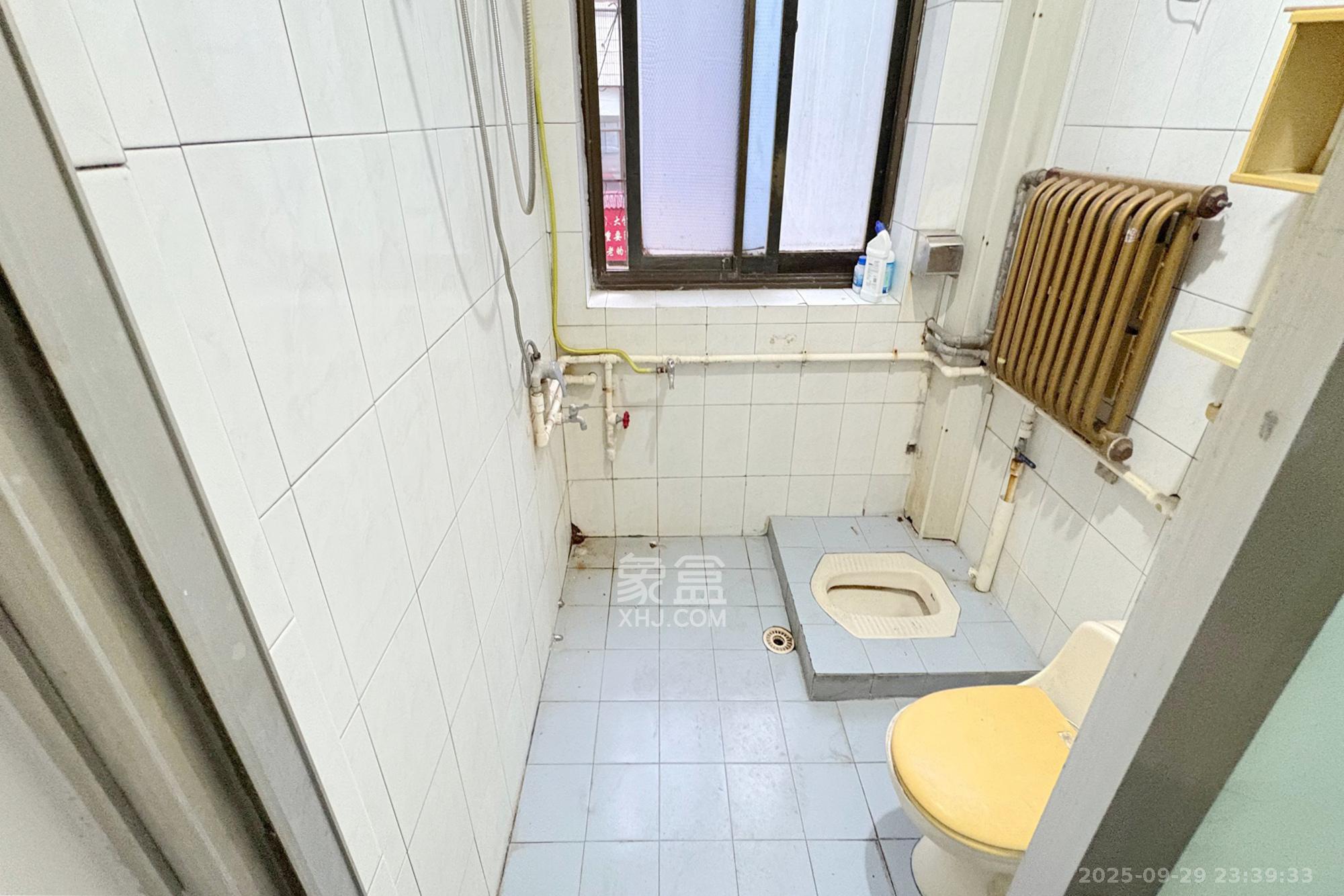 老干部大学宿舍 4室2厅1卫 110.0万 老干部大学宿舍 4室2厅1卫 110.0万卫生间