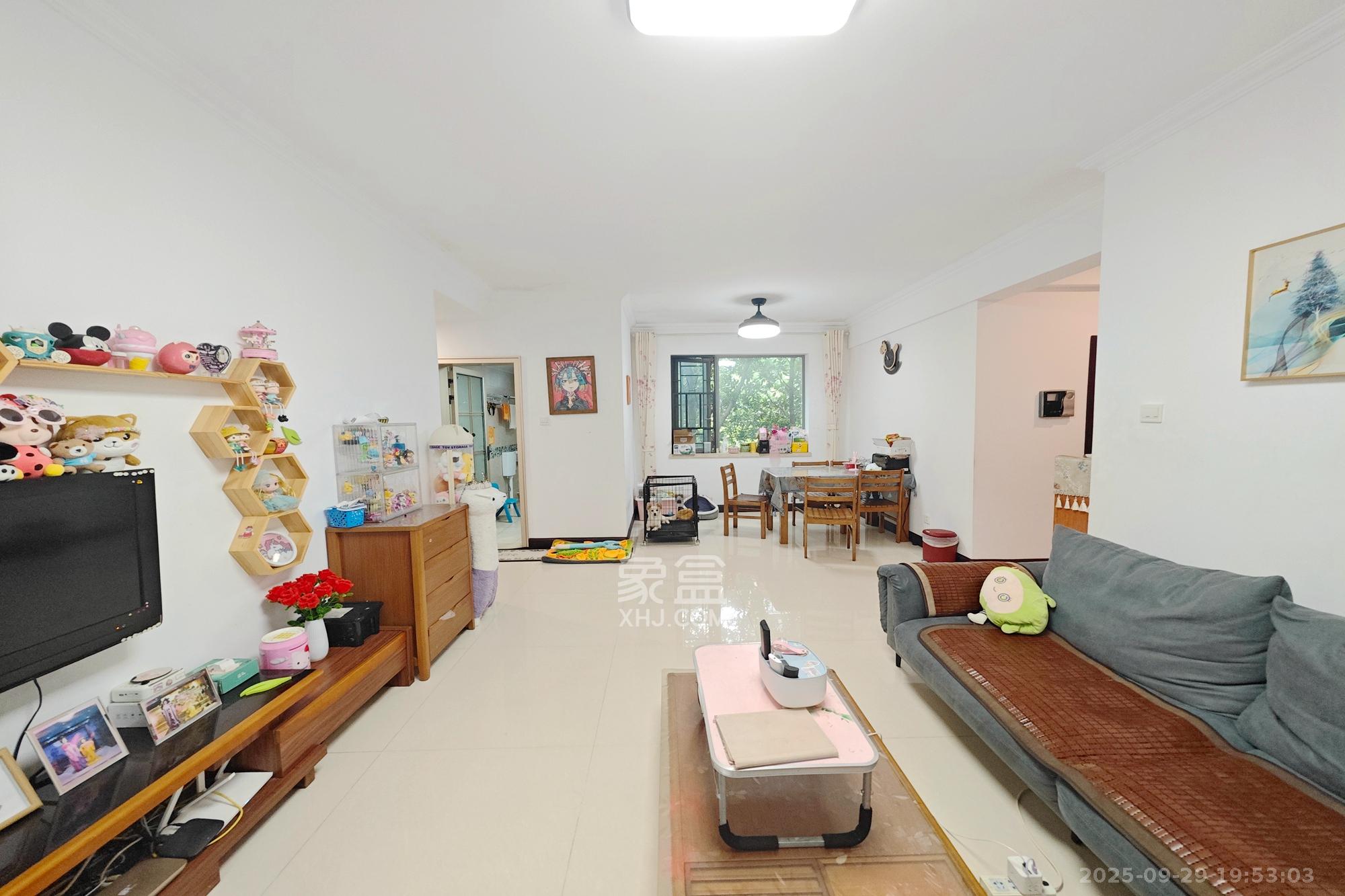 新城新世界一二三期 2室2厅1卫 73.0万 新城新世界一二三期 2室2厅1卫 73.0万客厅