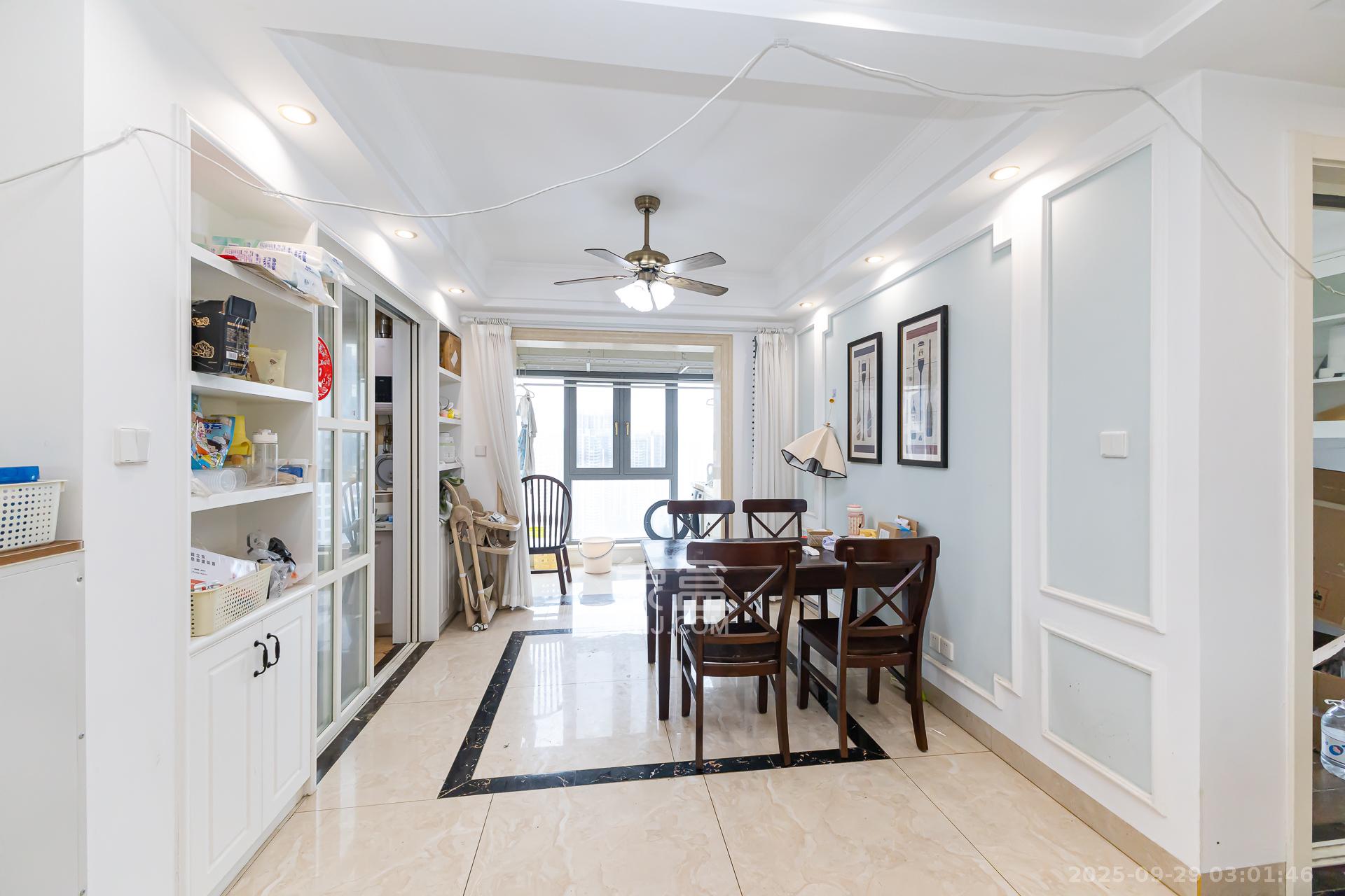 润和滨江府  4室2厅2卫    142.0万客厅