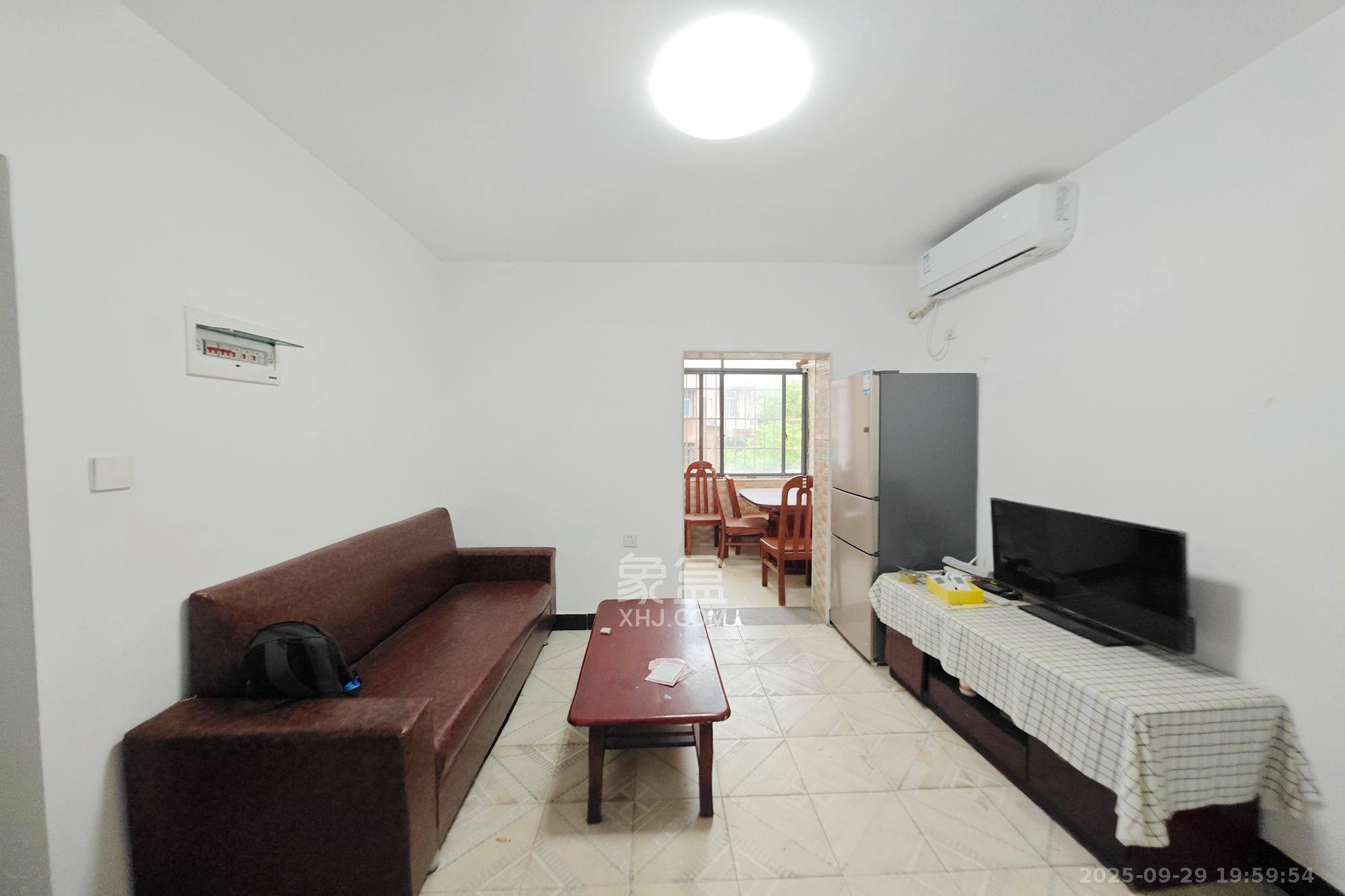 桂花二村 2室2厅1卫 38.0万 桂花二村 2室2厅1卫 38.0万客厅