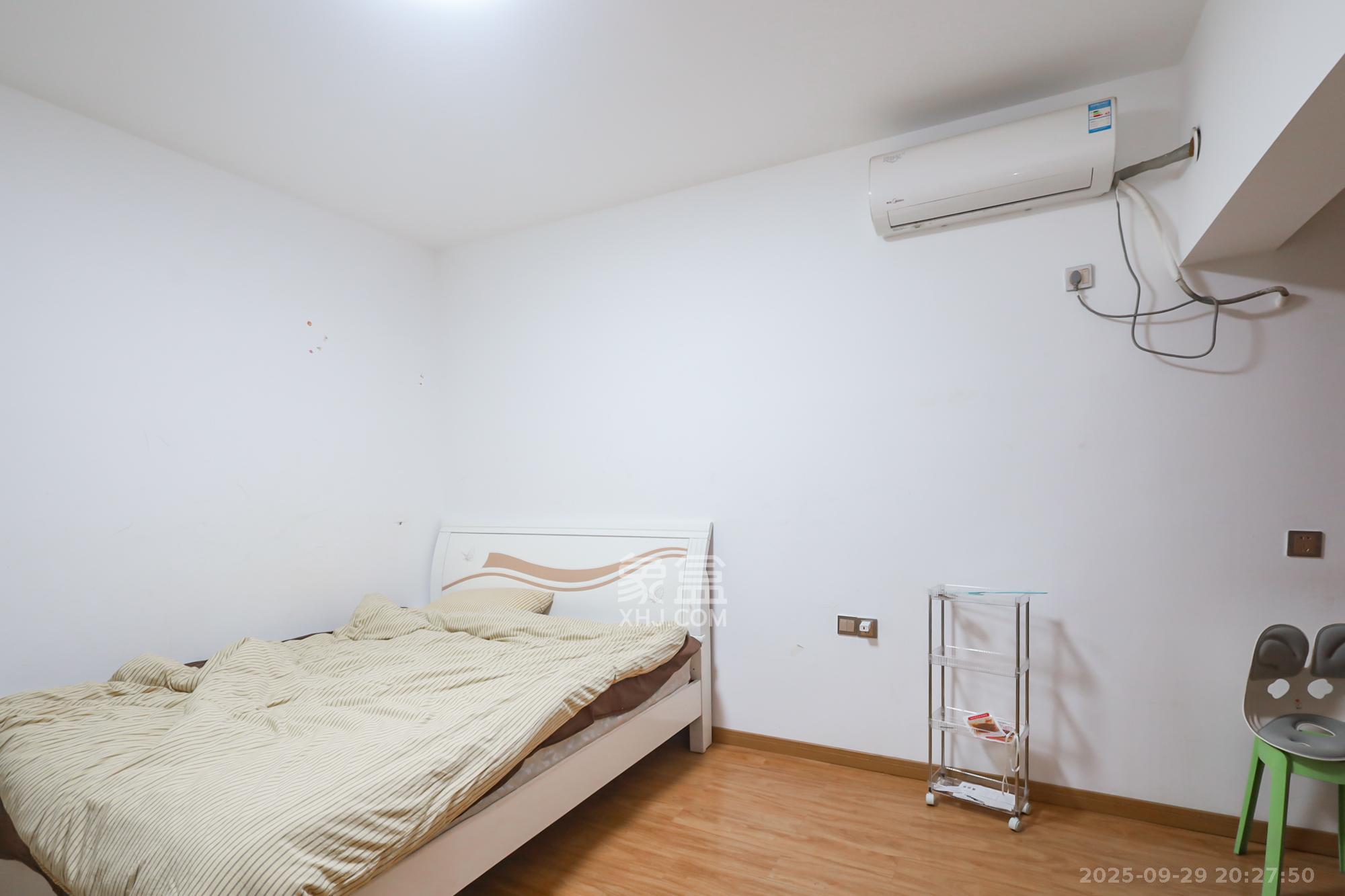 奥克斯广场 3室2厅1卫 92.0万 奥克斯广场 3室2厅1卫 92.0万卧室