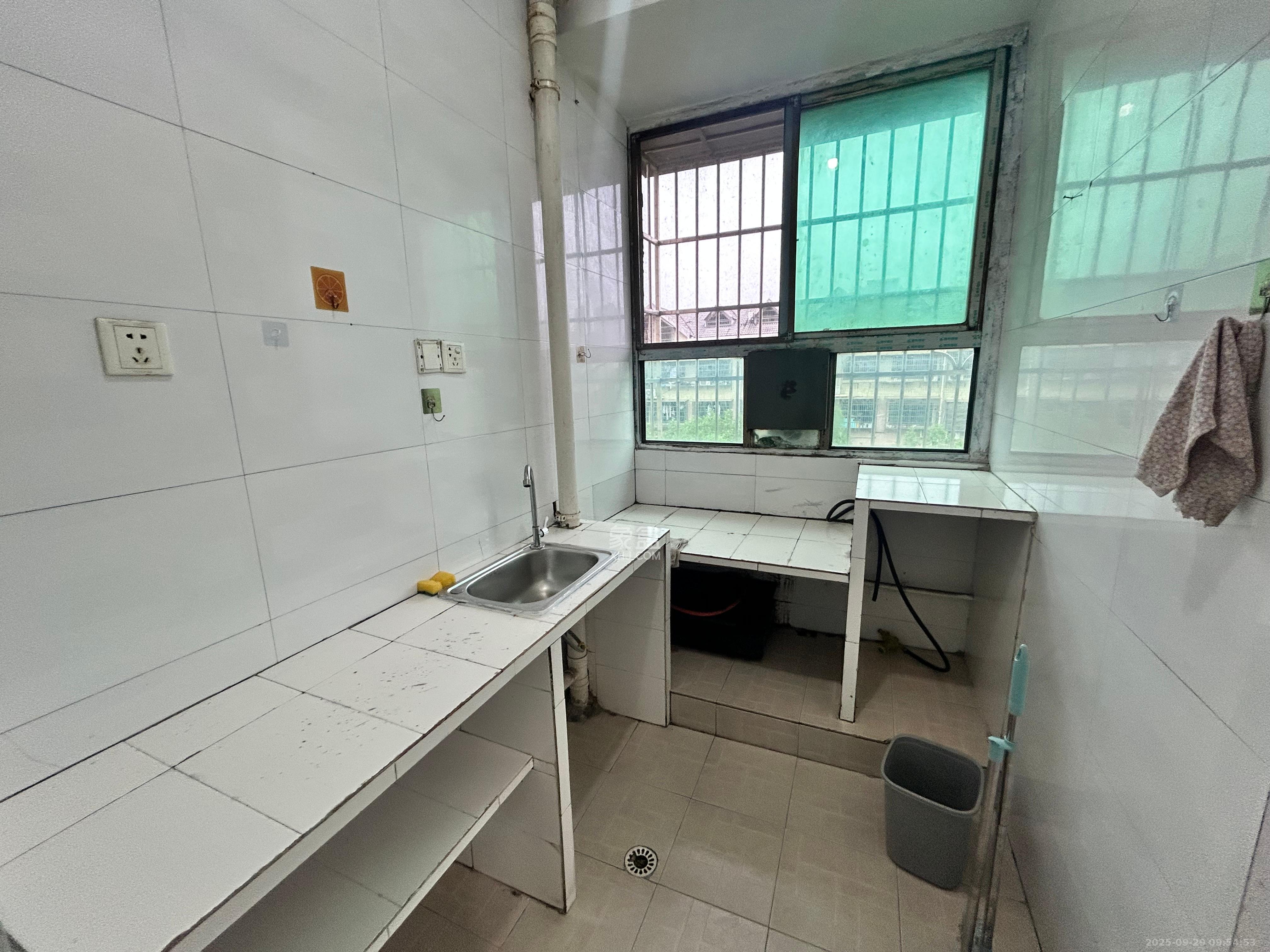 高岭小区 2室1厅1卫 1300.0元/月 高岭小区 2室1厅1卫 1300.0元/月室内图