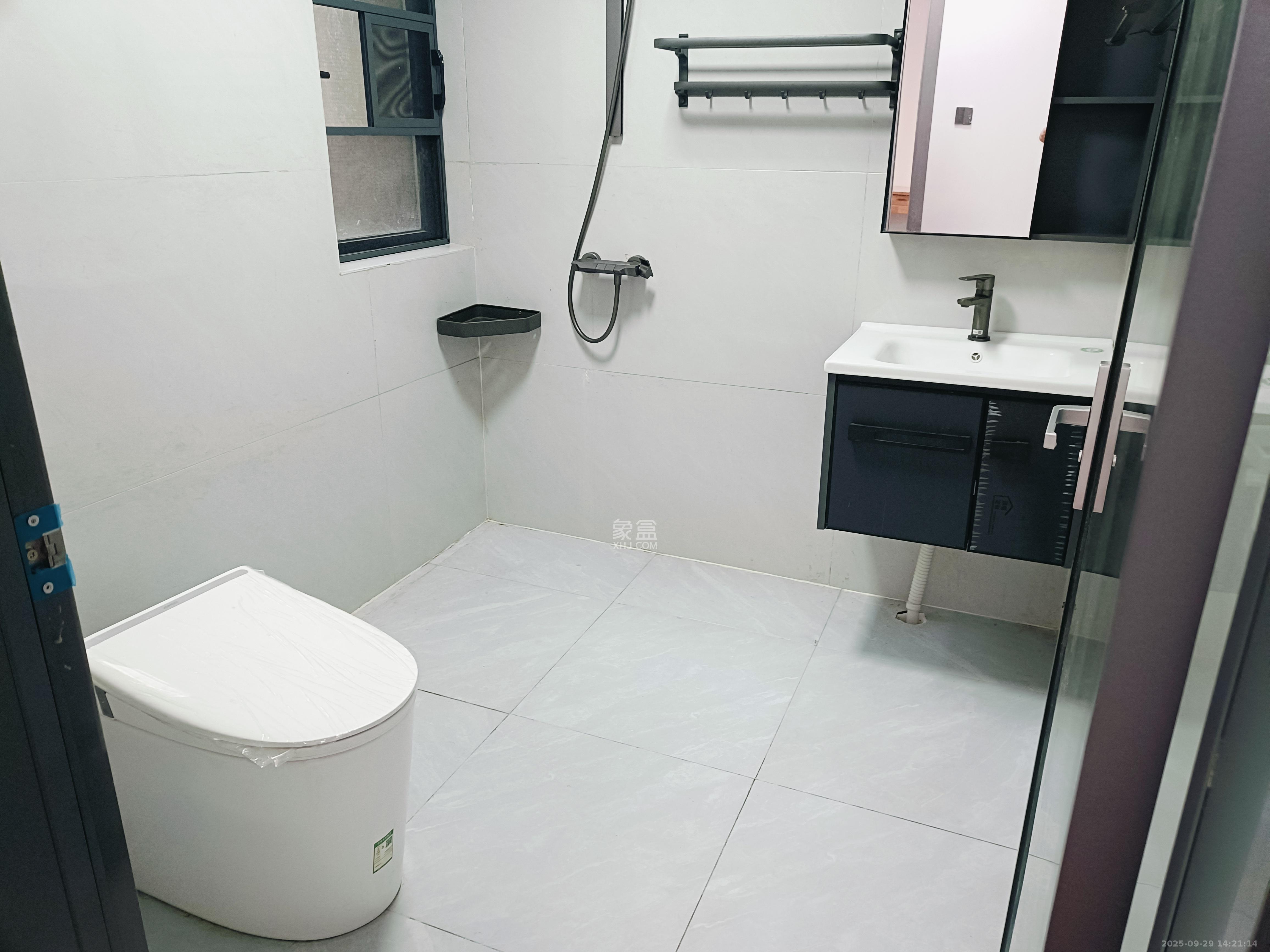 日盛湖湘花苑  3室2厅2卫    2400.0元/月室内图