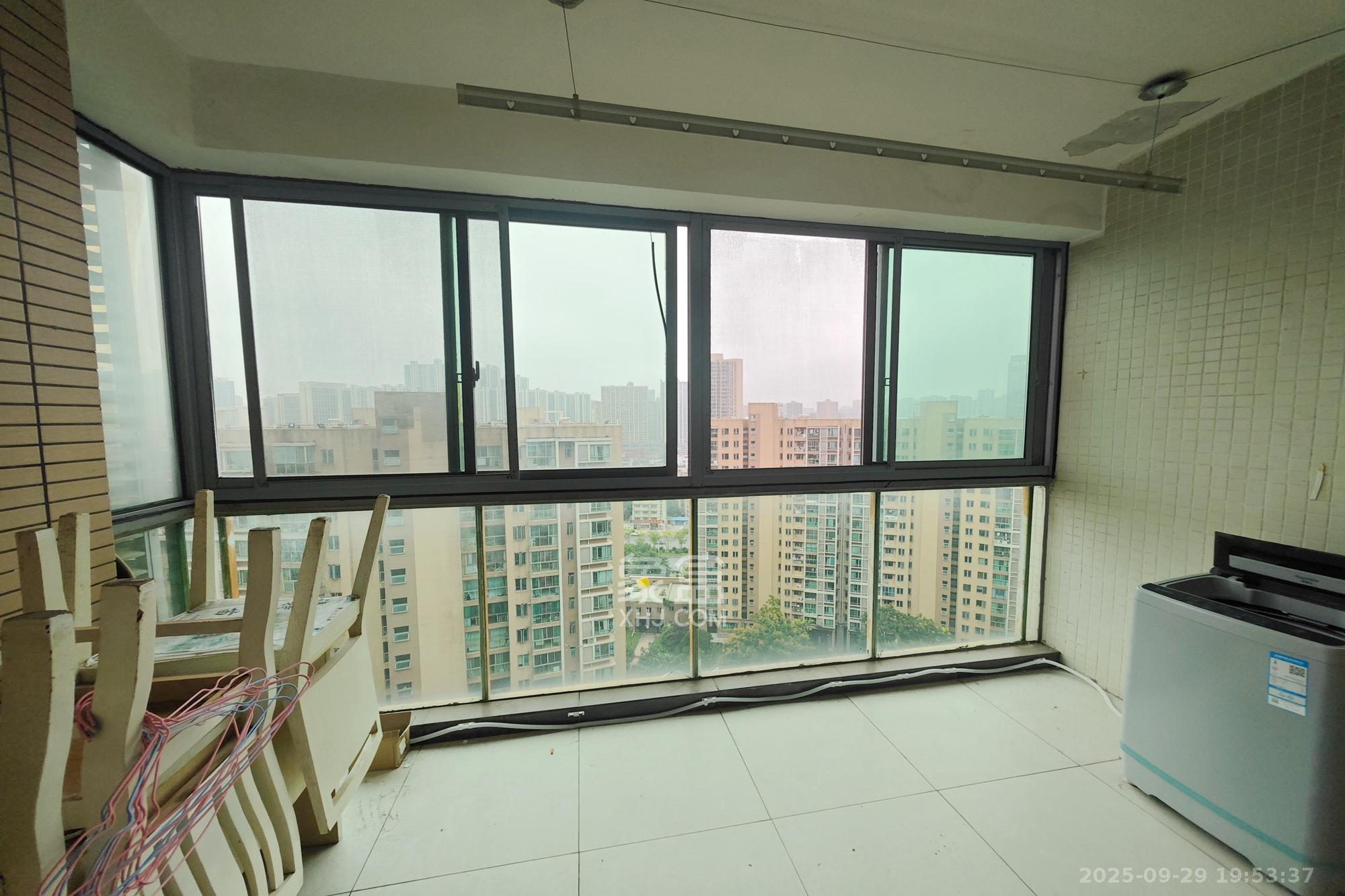 新城新世界一二三期 2室1厅1卫 76.0万 新城新世界一二三期 2室1厅1卫 76.0万阳台