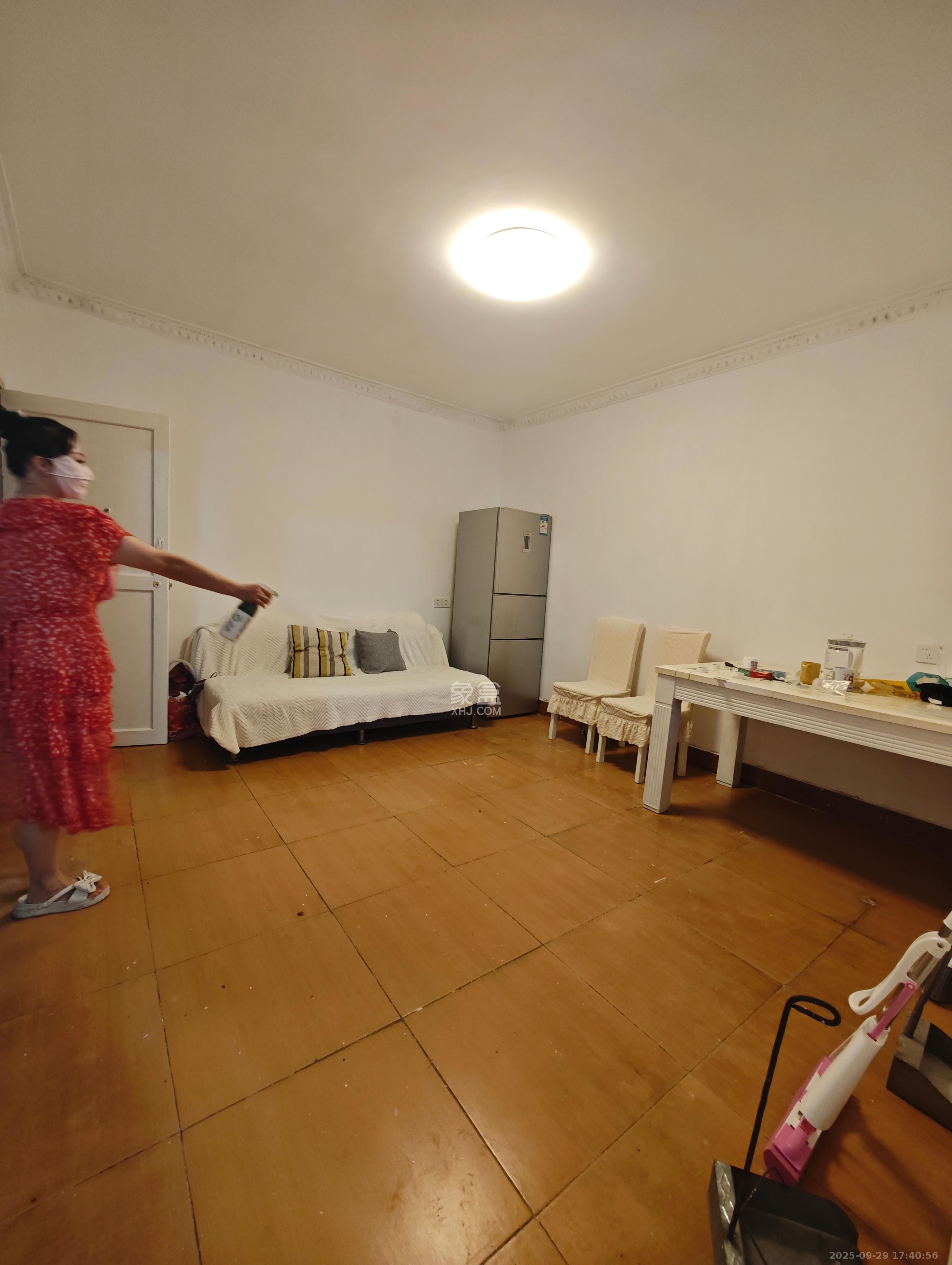 上胡家花园散盘  3室1厅2卫    2600.0元/月