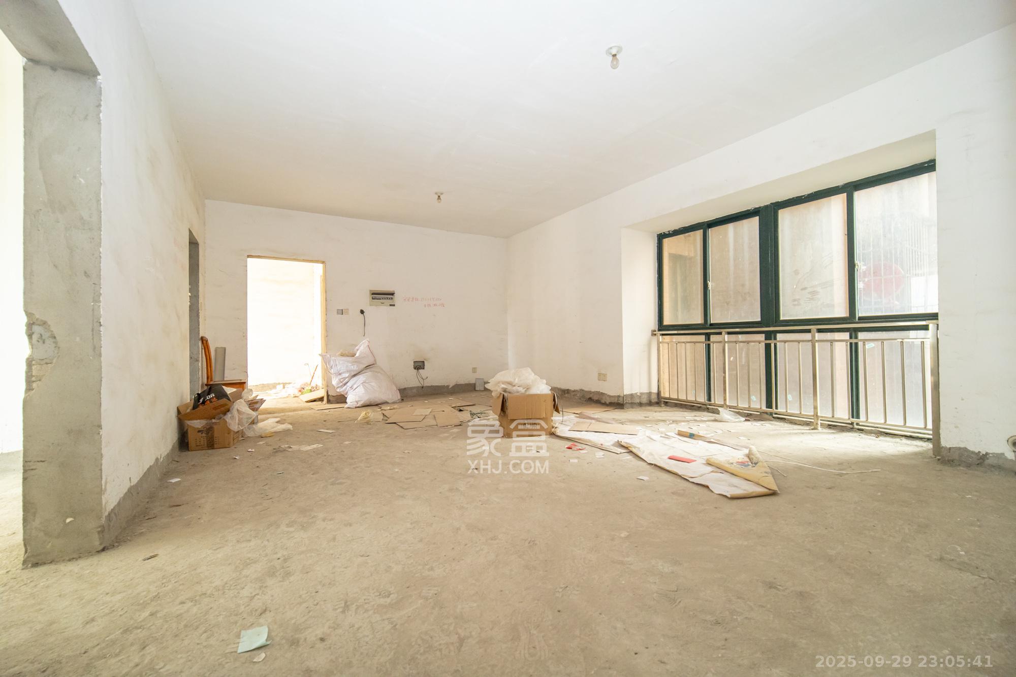 银盘鑫城 4室2厅2卫 72.8万 银盘鑫城 4室2厅2卫 72.8万客厅