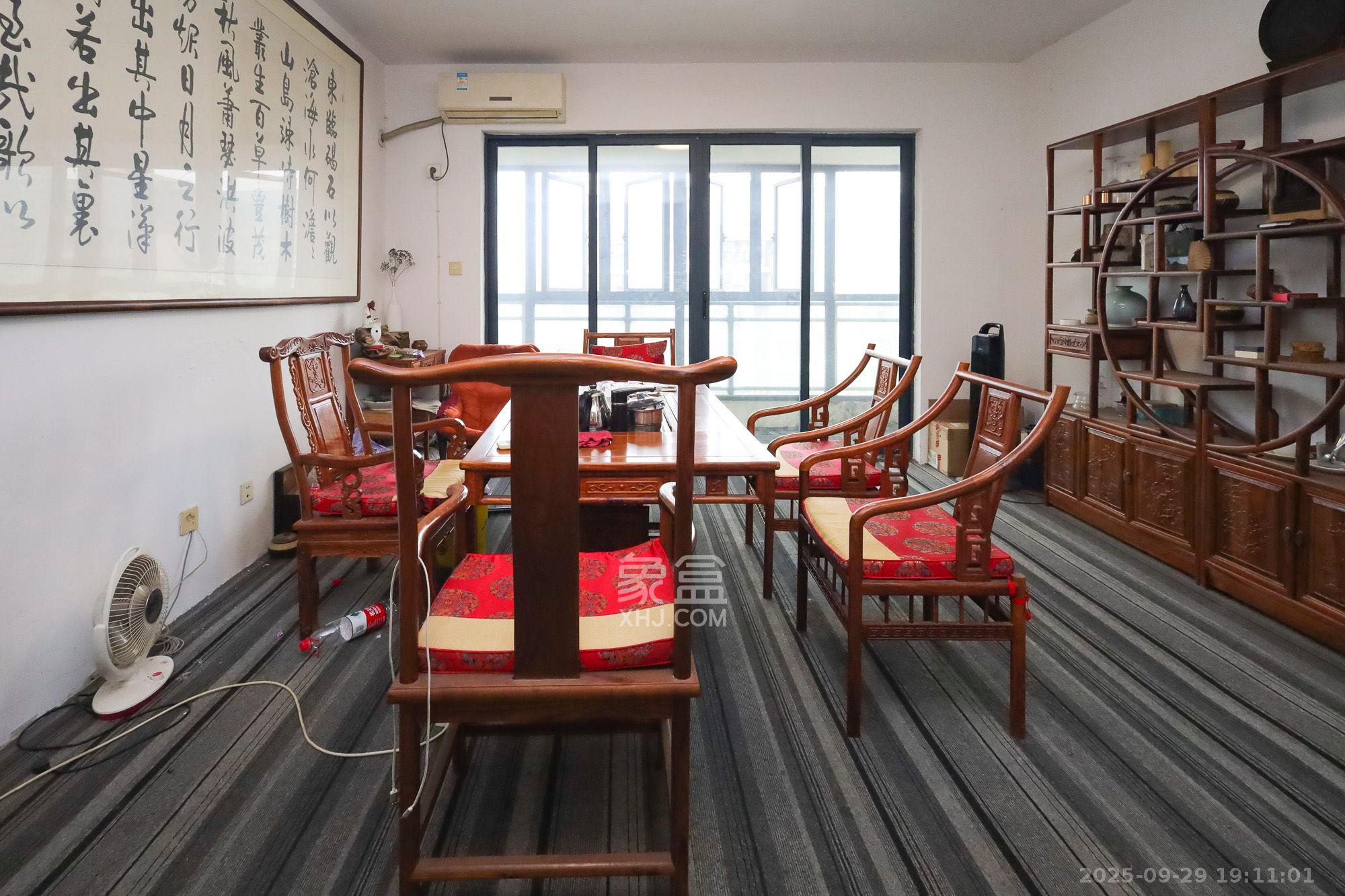 奥克斯广场  3室2厅2卫    2900.0元/月室内图