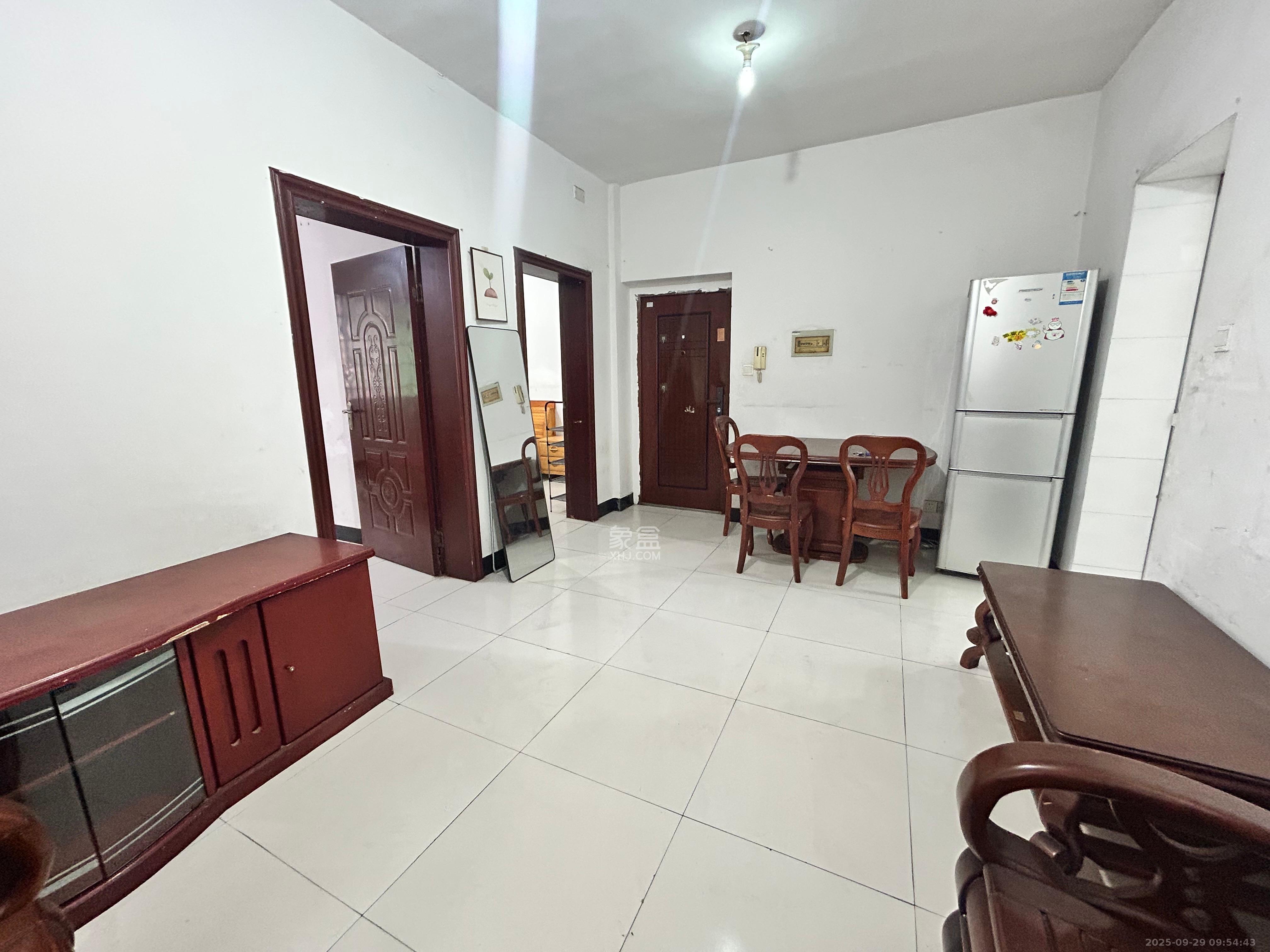 高岭小区 2室1厅1卫 1300.0元/月 高岭小区 2室1厅1卫 1300.0元/月室内图