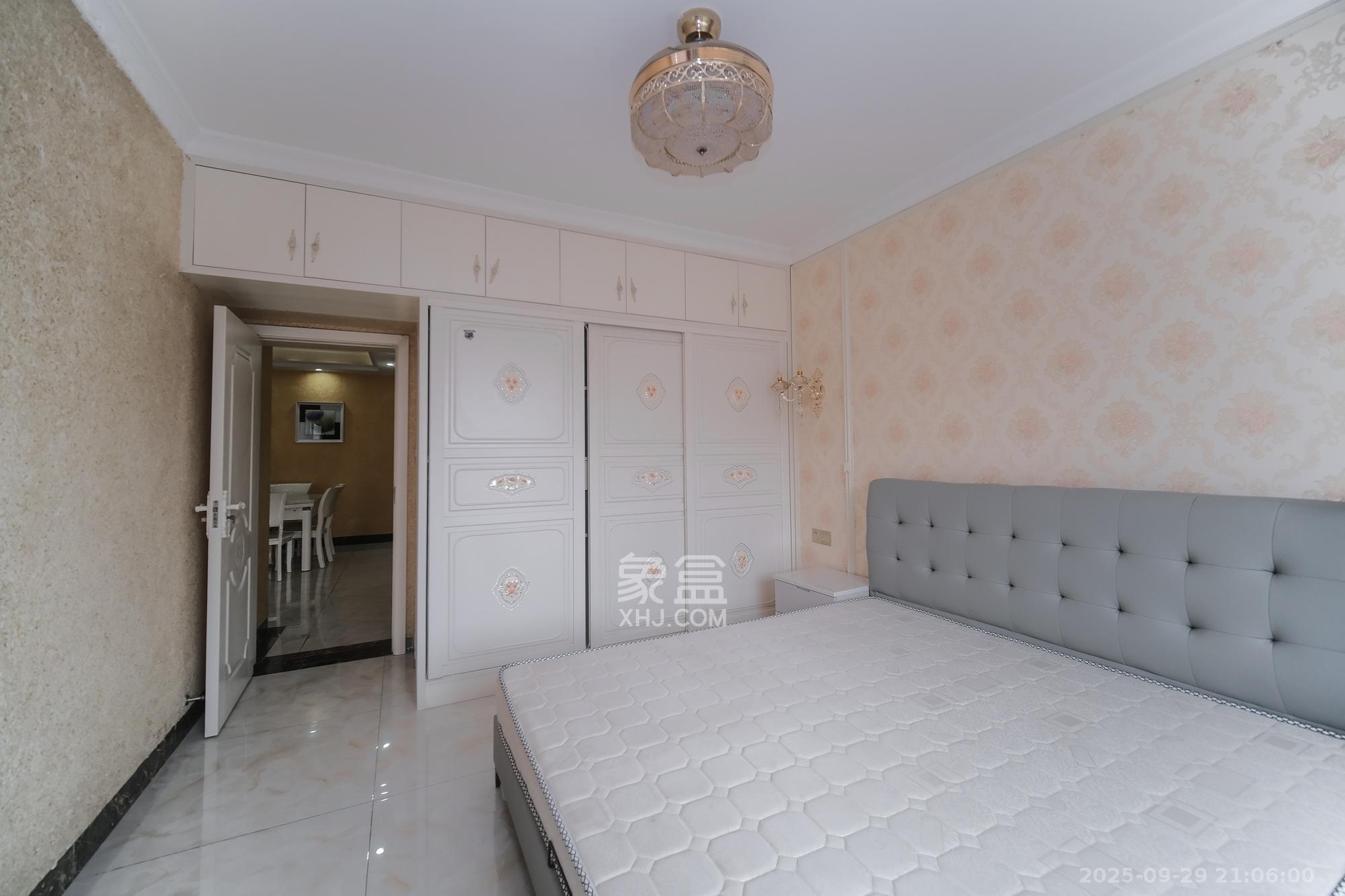 三一街区 3室2厅2卫 66.0万 三一街区 3室2厅2卫 66.0万卧室