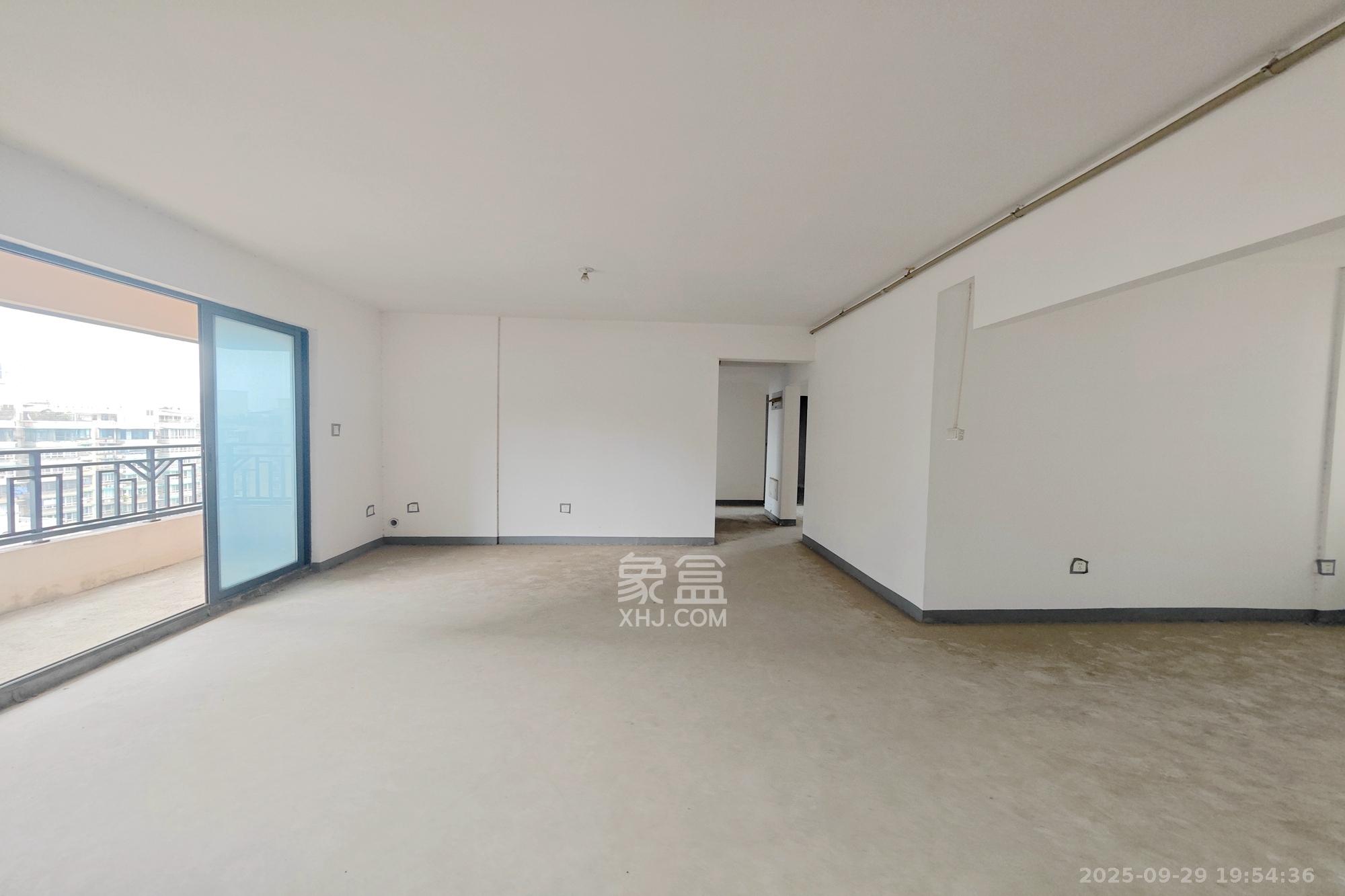 建发中央悦府  4室2厅2卫    169.9万客厅