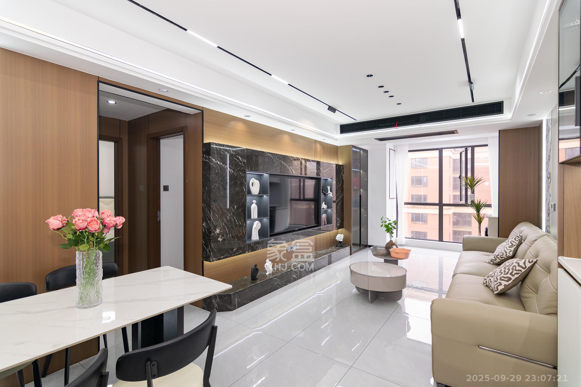 新城国际花都  3室2厅1卫    63.0万客厅