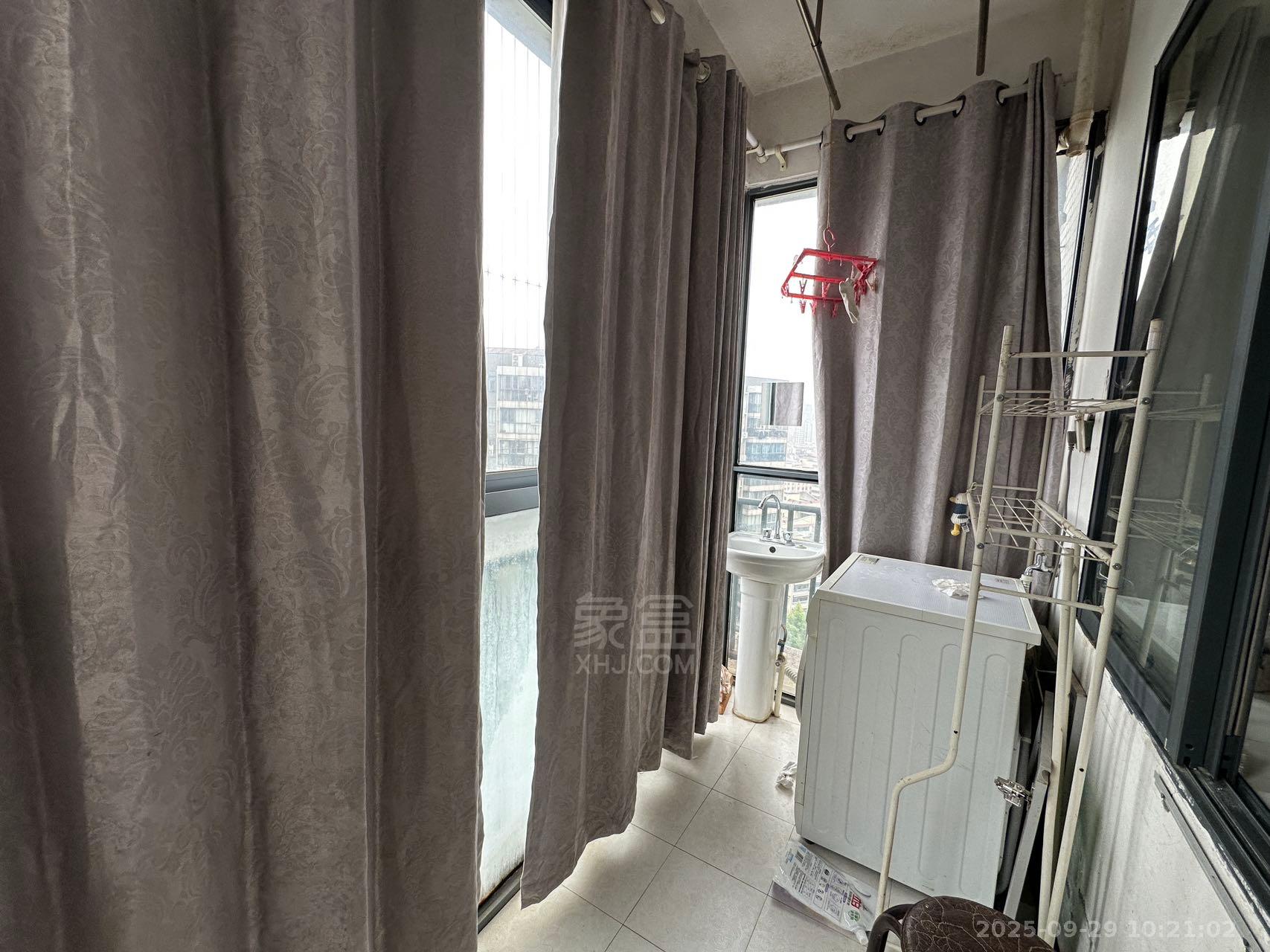 城市风景 1室1厅1卫 1300.0元/月 城市风景 1室1厅1卫 1300.0元/月室内图