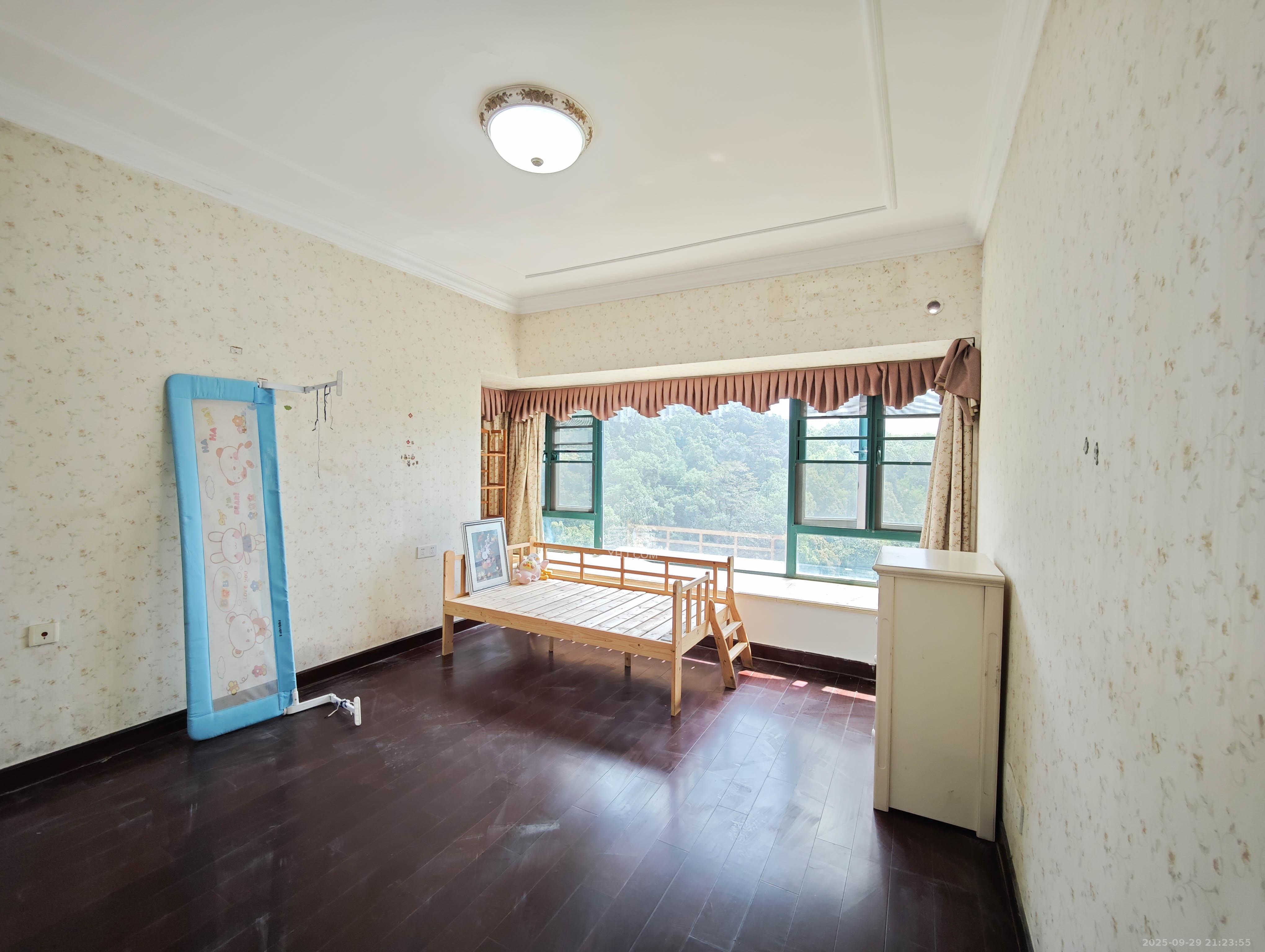 恒大城 5室2厅3卫 128.0万 恒大城 5室2厅3卫 128.0万卧室