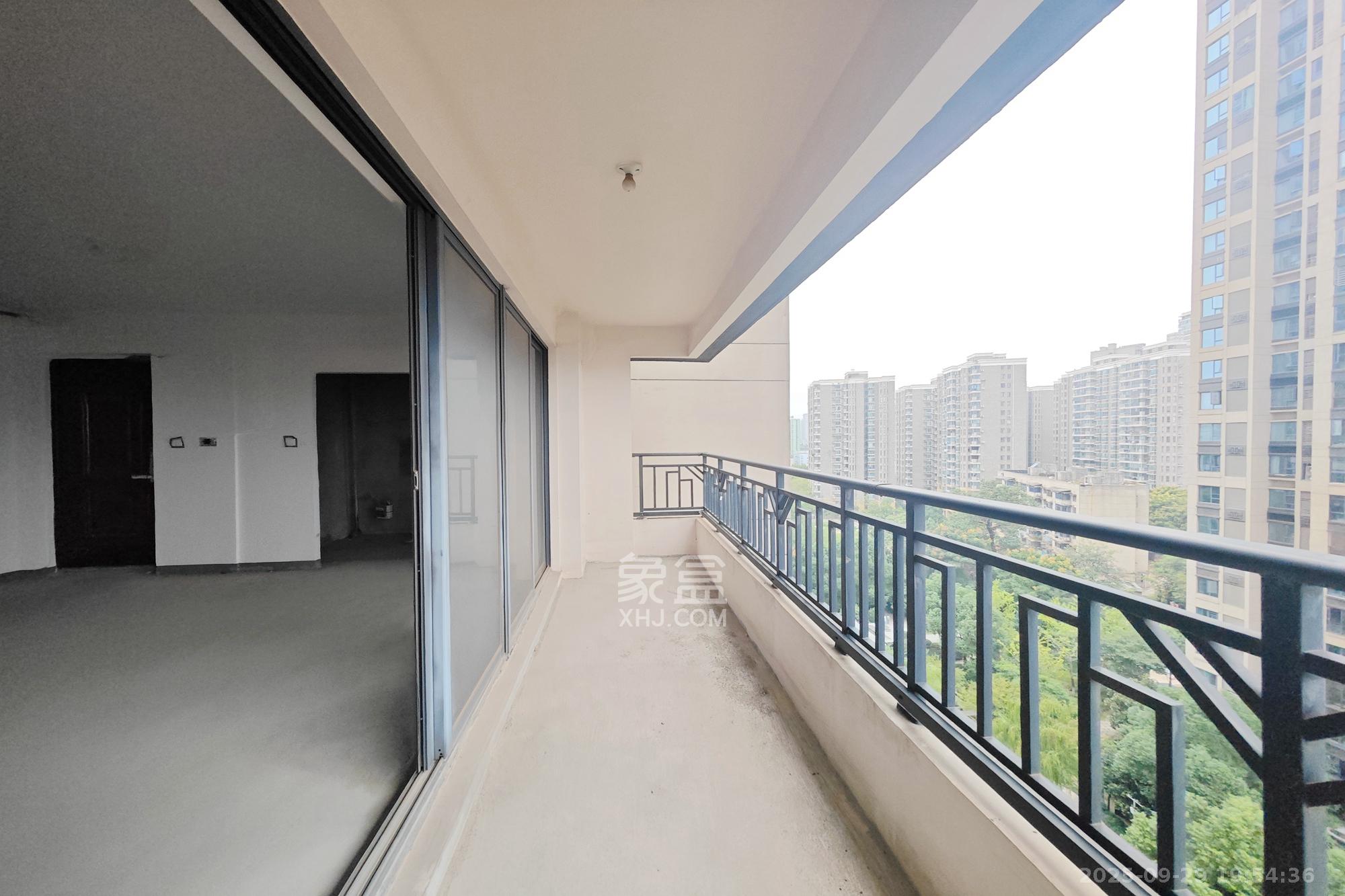 建发中央悦府  4室2厅2卫    169.9万阳台