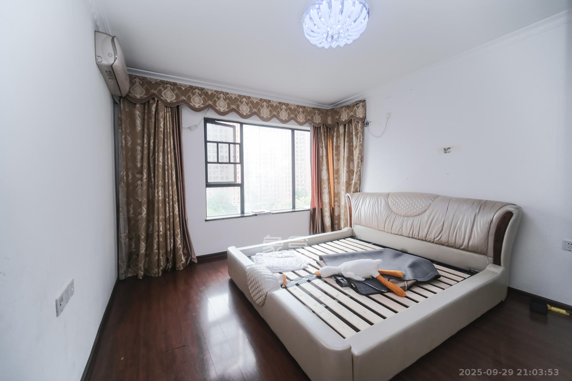 三一街区 4室2厅2卫 69.80万 三一街区 4室2厅2卫 69.80万卧室