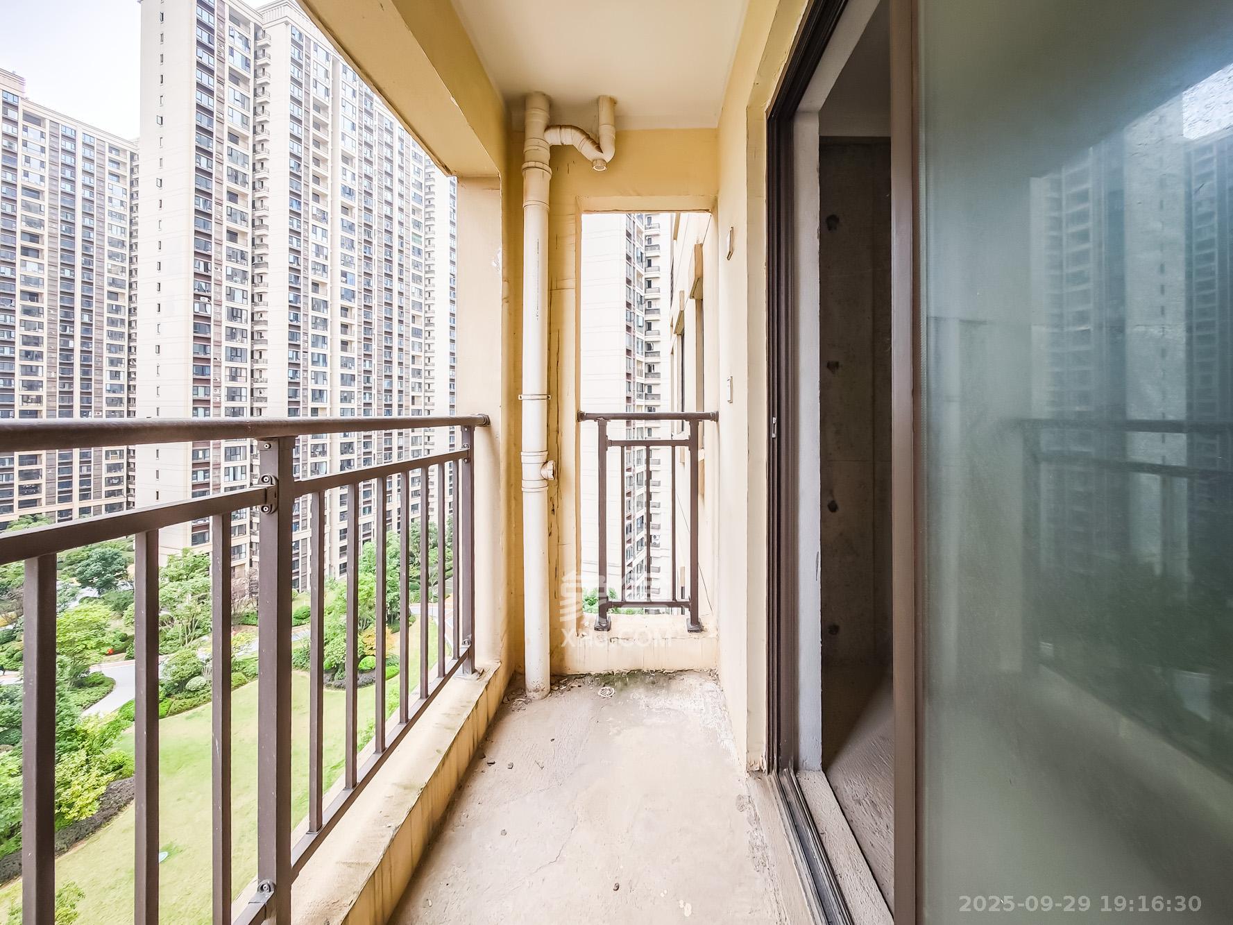 恒基旭辉湖山赋 4室2厅2卫 89.0万 恒基旭辉湖山赋 4室2厅2卫 89.0万阳台