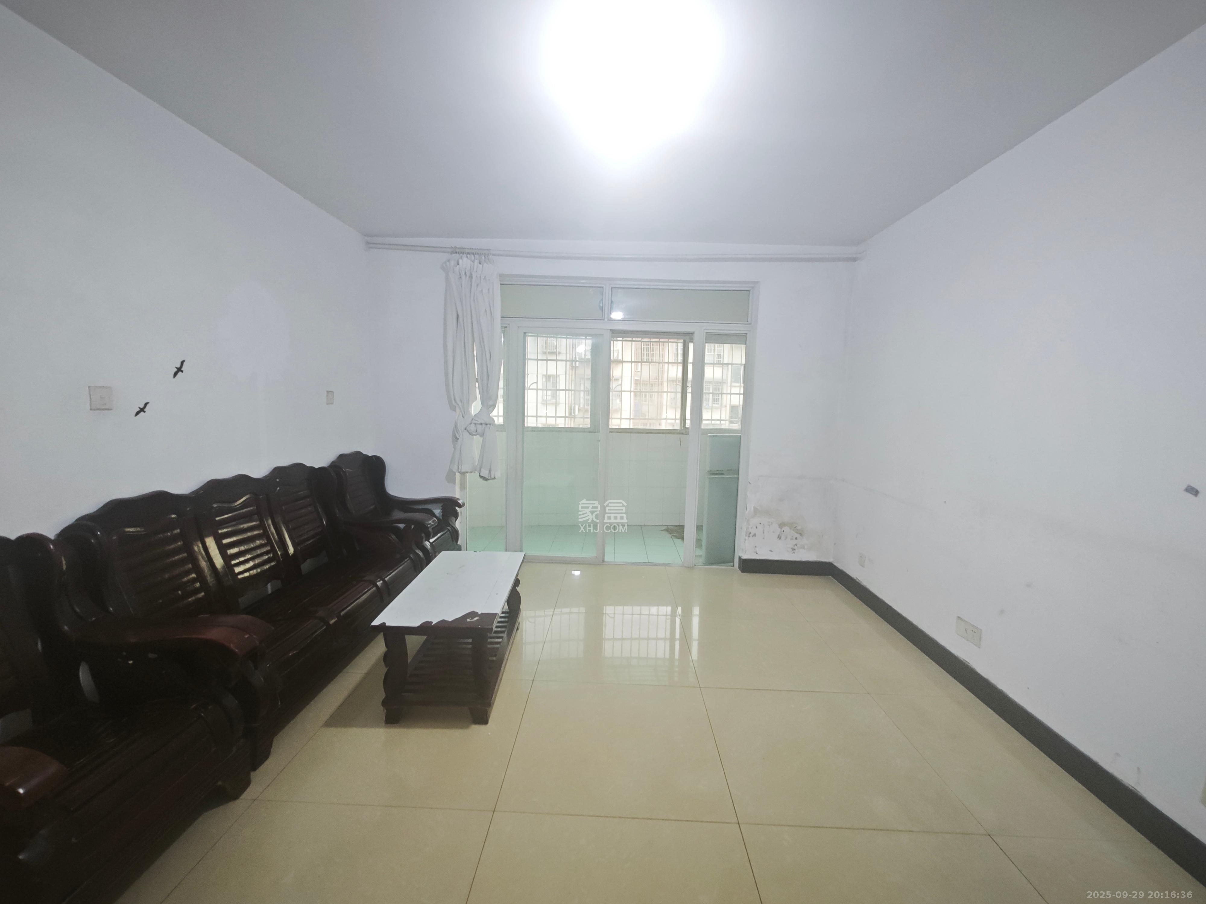 老灯泡厂宿舍(啤酒厂宿舍) 3室2厅2卫 2000.0元/月 老灯泡厂宿舍(啤酒厂宿舍) 3室2厅2卫 2000.0元/月室内图