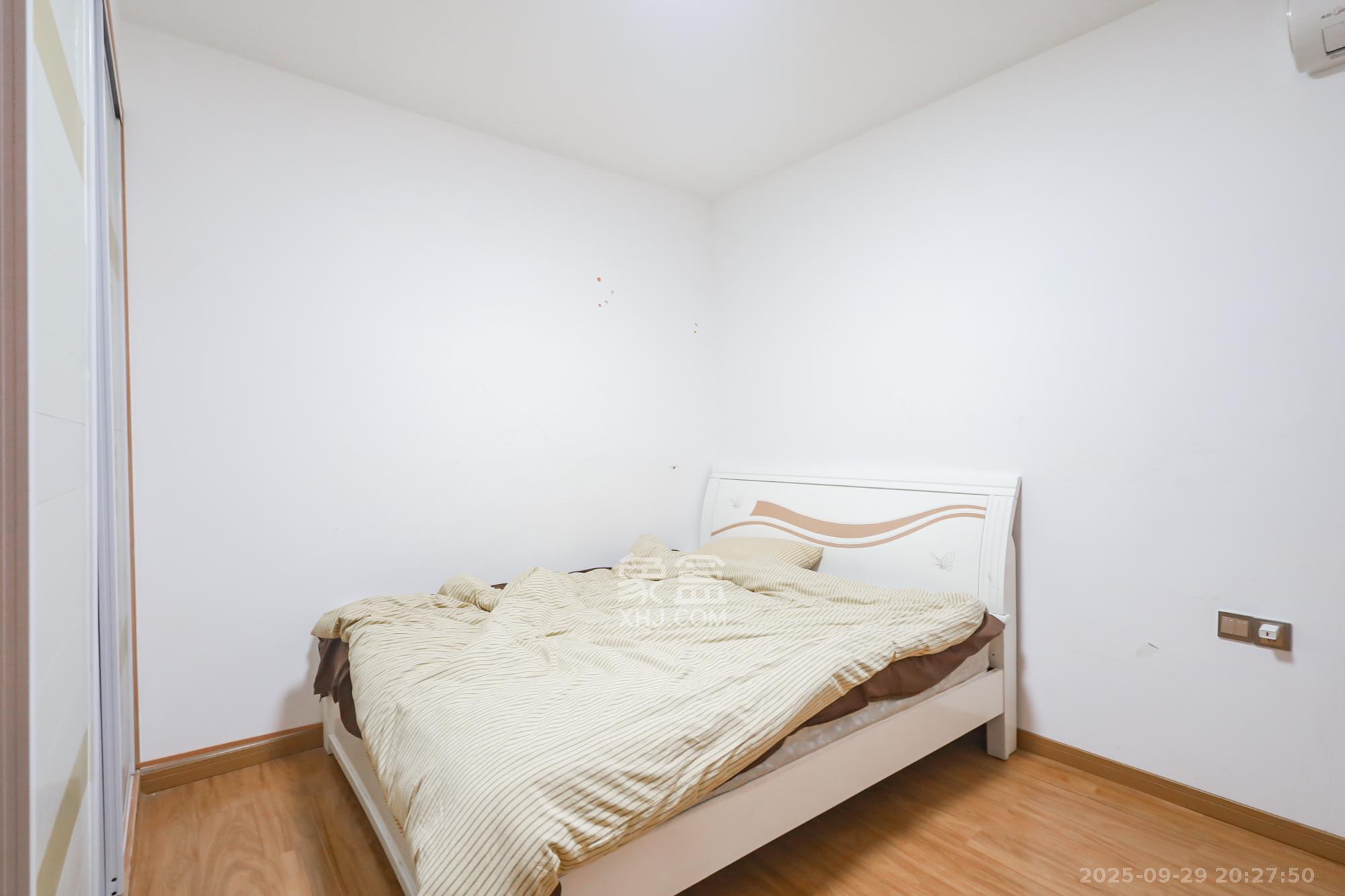 奥克斯广场  3室2厅1卫    92.0万卧室